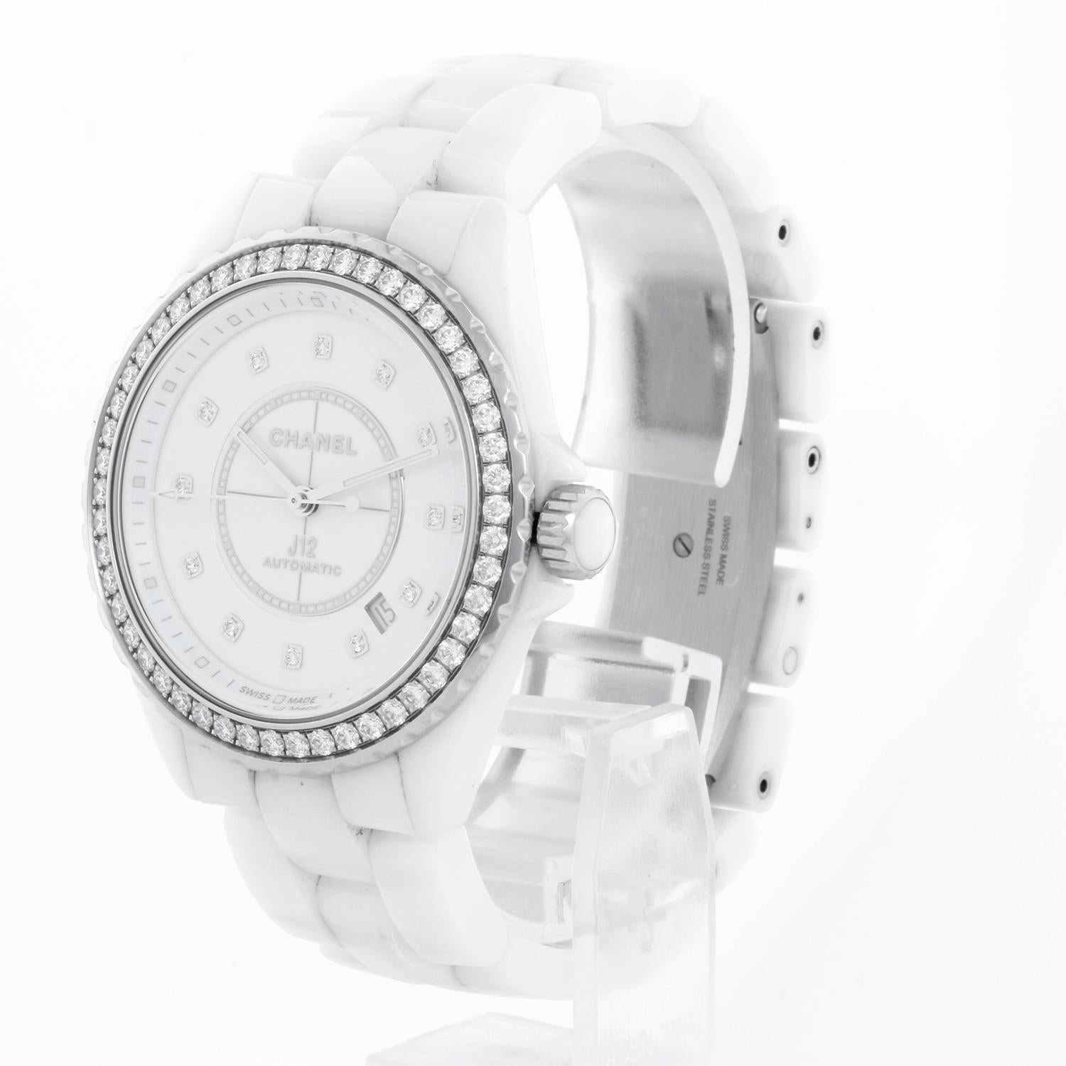 Chanel J12 White Ceramic Diamond Bezel Ladies Watch H7189 - Automatic. Keramikgehäuse ( 38 mm ) mit Diamantlünette  besetzt mit 50 Diamanten im Brillantschliff (~1,51 Karat). Weißes Zifferblatt mit Diamantmarkierungen und Datum zwischen 4 und 5 Uhr.