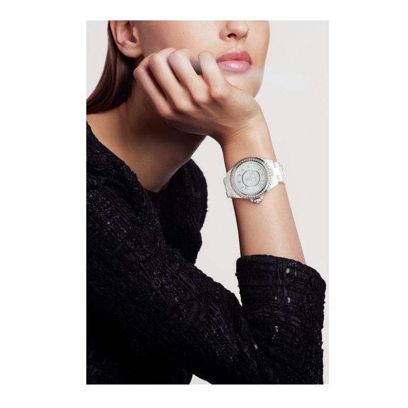 Taille ronde Chanel J12 White Ladies Diamond Bezel Montre H7189
