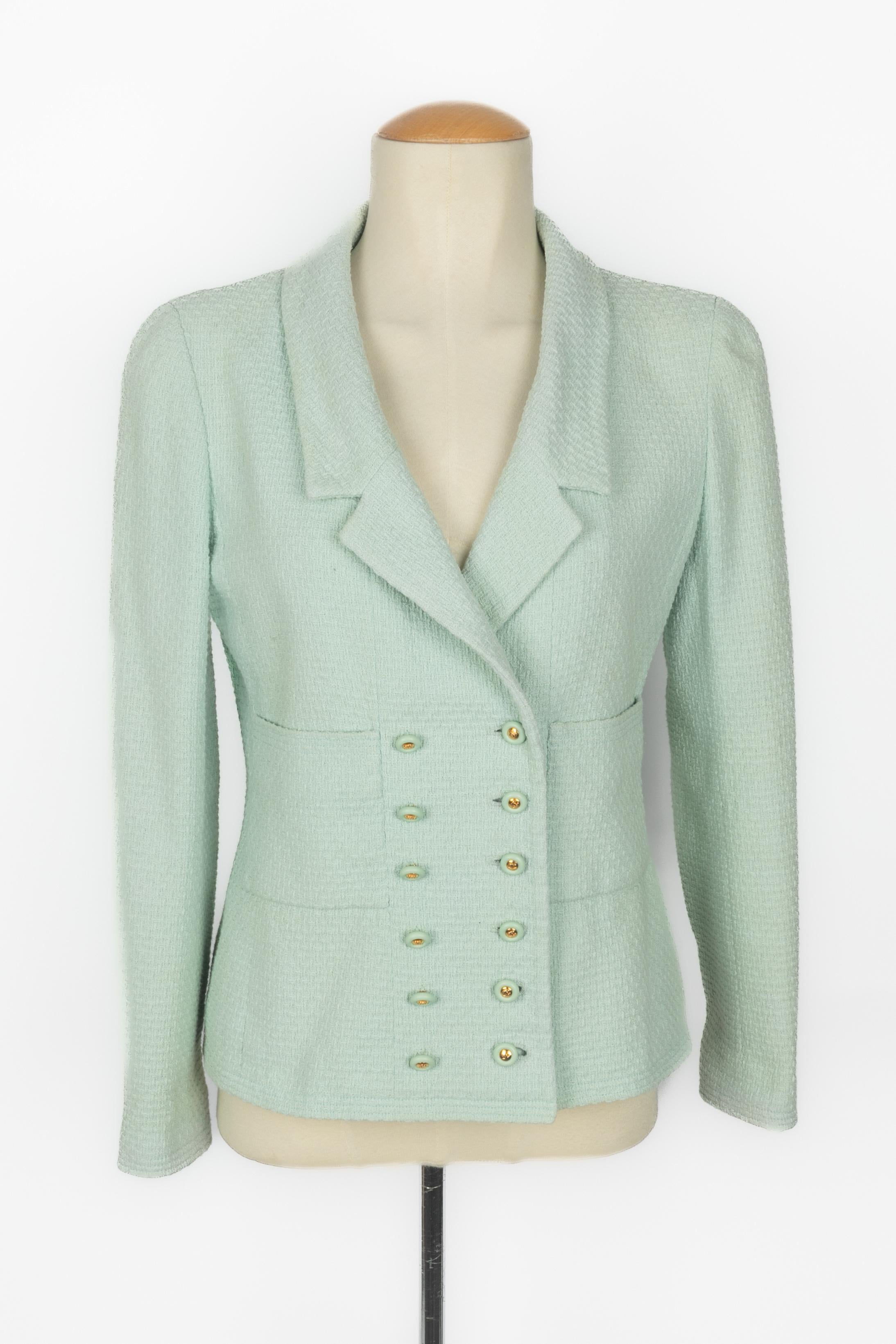 CHANEL - (Fabriqué en France) Veste en coton bleu pastel avec boutons assortis en résine et métal doré. Aucune taille n'est indiquée, il convient à un 36FR. Une Collection des années 1996 sous la Direction artistique de Karl Lagerfeld.

Condit