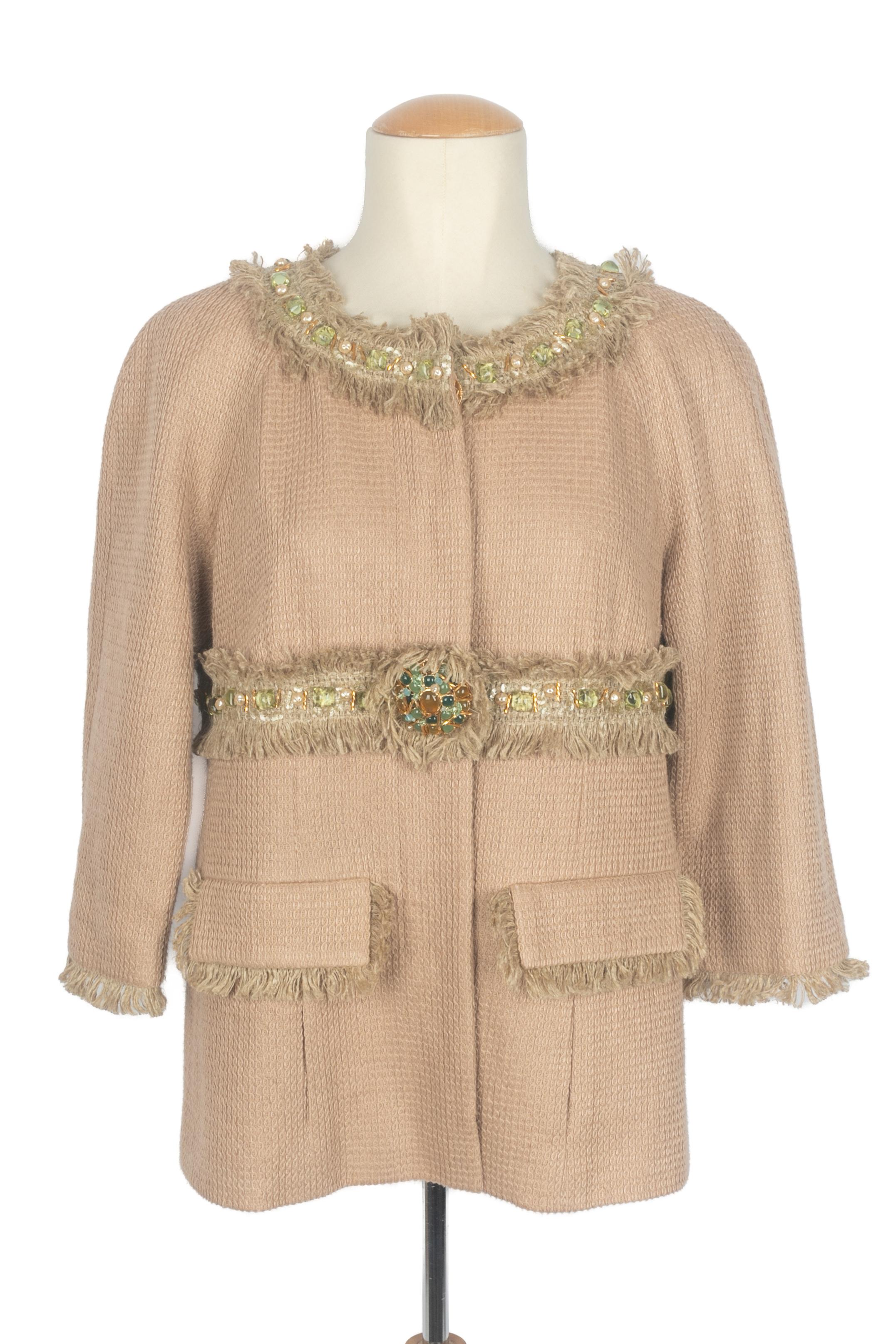 CHANEL - (Fabriqué en France) Veste en coton et lin, doublée de soie beige. Taille 42FR. 2018 Resort Collection sous la direction artistique de Karl Lagerfeld.

Condit :
Très bon état.

Dimensions :
Largeur des épaules : 46 cm - Poitrine : 48 cm -