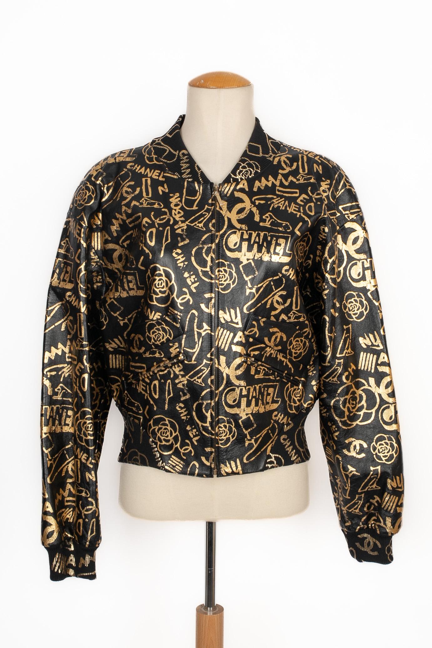 CHANEL - (Made in France) Chaqueta de piel de cordero negra con motivos dorados. Forro de seda. Talla indicada 40FR. Colección Pre-Fall 2019, bajo la dirección artística de Karl Lagerfeld.

Estado:
Muy buen estado

Dimensiones:
Anchura de los