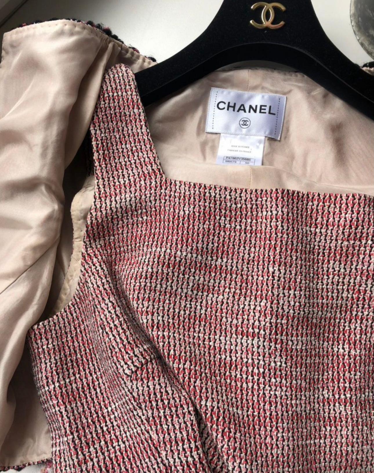 Ensemble veste et robe Chanel en tweed rose pastel 3