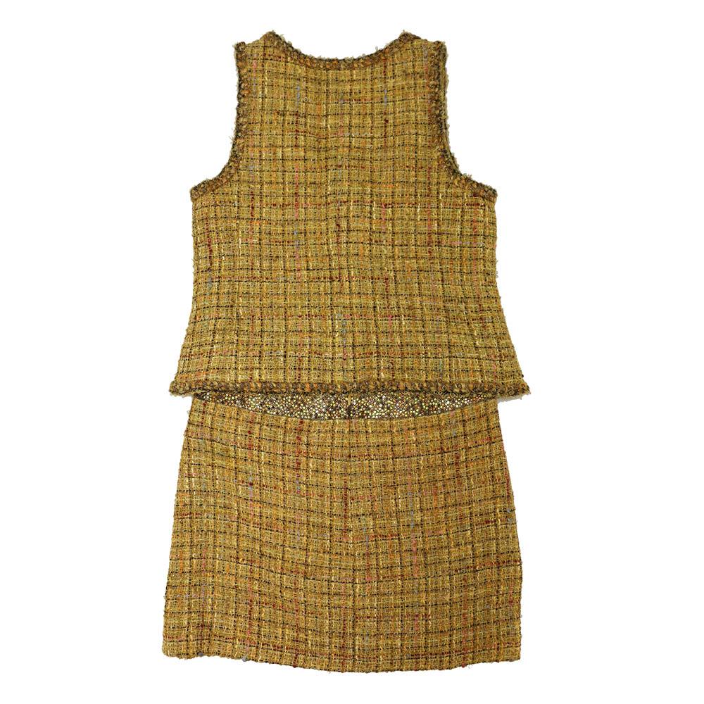 Beautiful Chanel set with yellow jacket and skirt in size 36

Condition: excellent
Made in France
Materials: tweed, strass, silk
Color: yellow, gold
Size: 36FR
Lining: yellow
Dimensions : 
Vest: shoulders 34cm, under the arms 44cm, total length