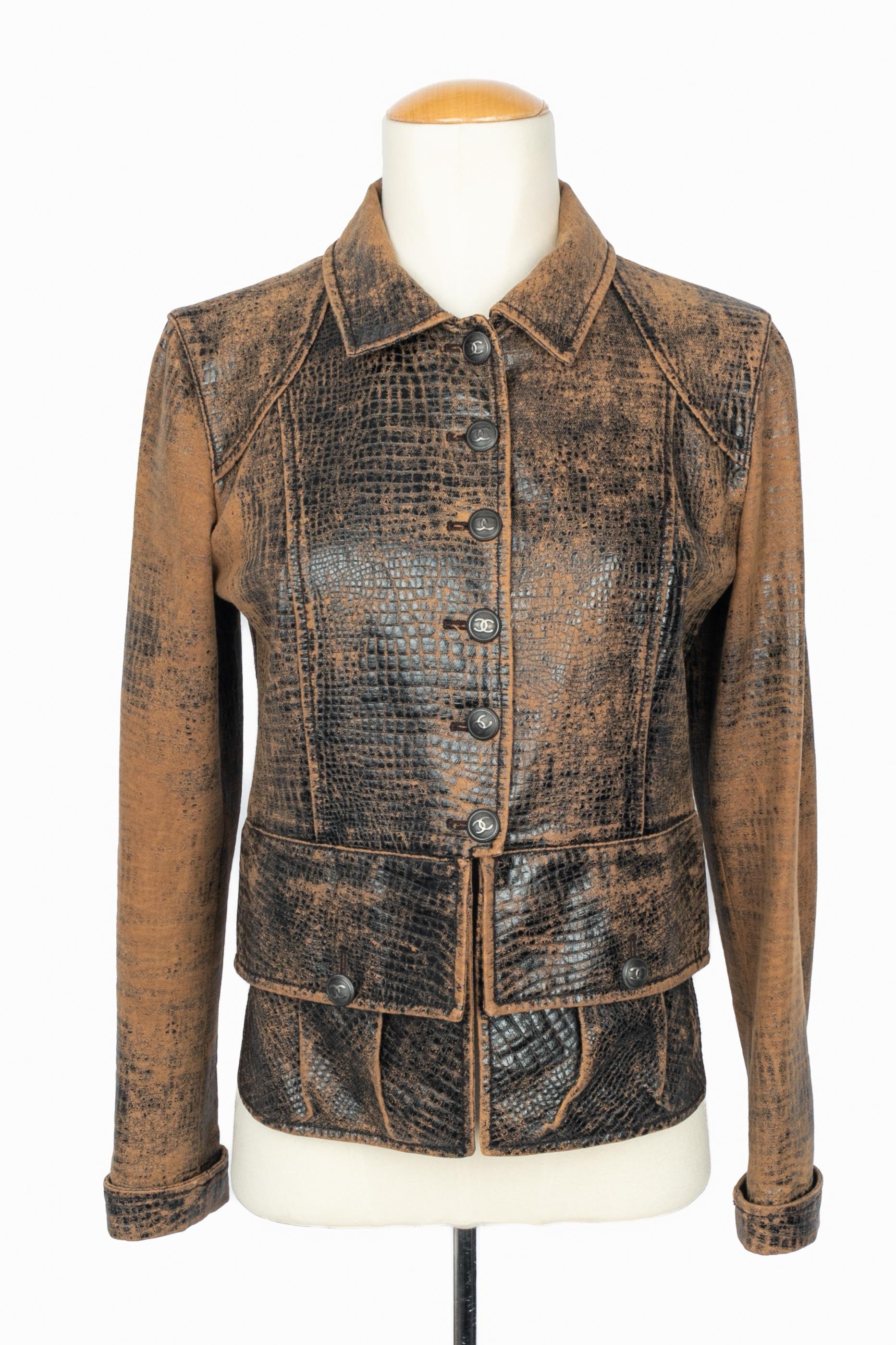 CHANEL - (Made in Italy) Brown and black coated cotton jacket. Size 38FR. Fall/Winter 2003 Collection under the artistic direction of Karl Lagerfeld.

Condition:
Very good condition

Measurements:
Shoulder width: 40 cm - Chest: 42 cm - Sleeve