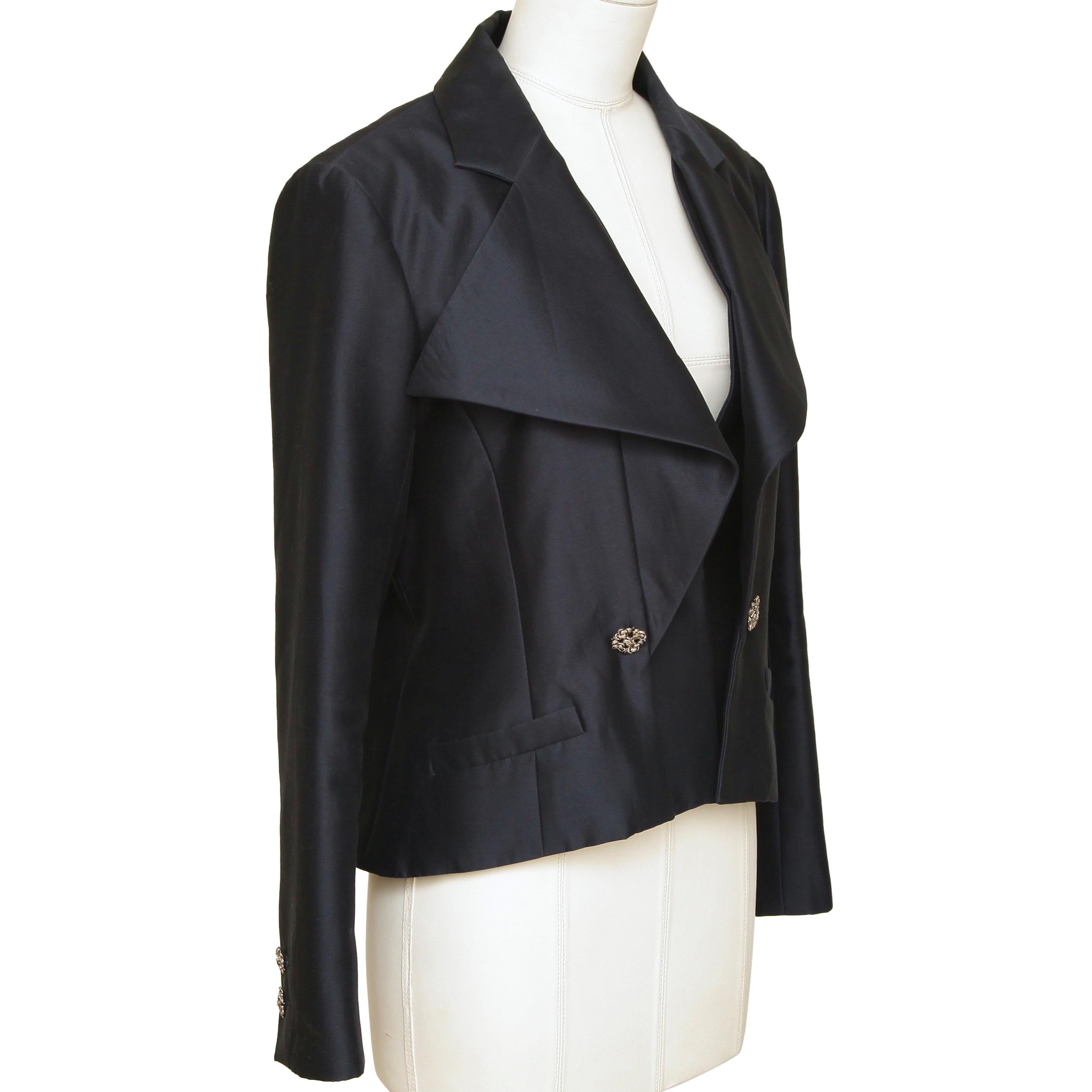 GUARANTEED AUTHENTIC CHANEL 14C COLLECTION NAVY BLUE JACKET

Retailed excluding sales taxes $5,100

Design:
- Navy blue jacket from the 14C collection.
- Pointed collar.
- Long sleeve, buttons at cuff.
- Front button closure.
- Front slip pockets.
-