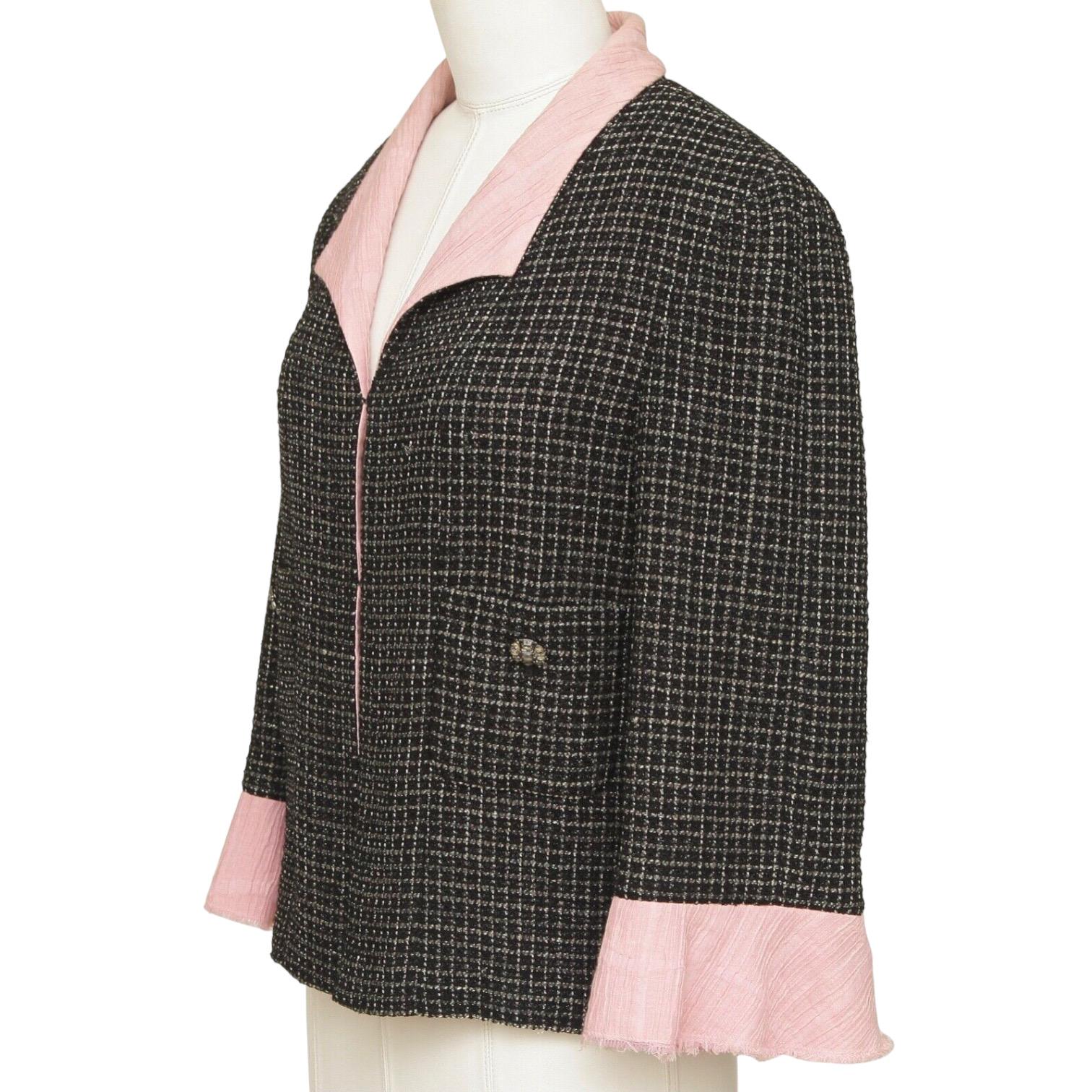 CHANEL Jacke Blazer Mantel aus schwarzem Tweed mit schillerndem rosa Gripoix Knopf Gr. 40 2012 (Schwarz) im Angebot
