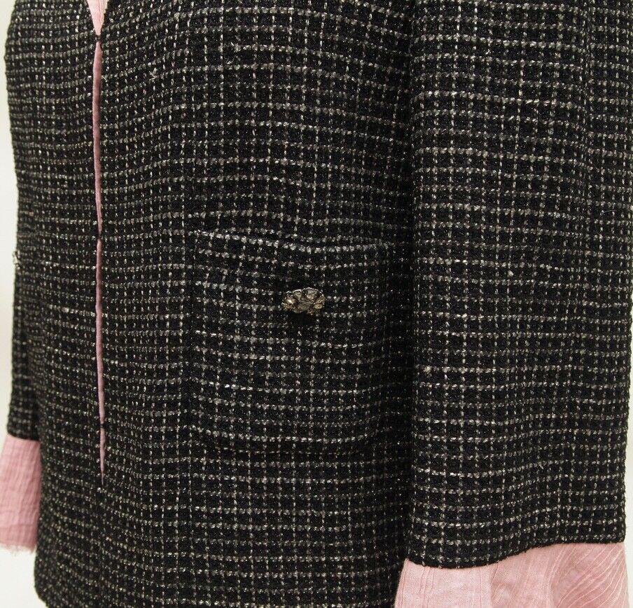 CHANEL Jacke Blazer Mantel aus schwarzem Tweed mit schillerndem rosa Gripoix Knopf Gr. 40 2012 im Angebot 1