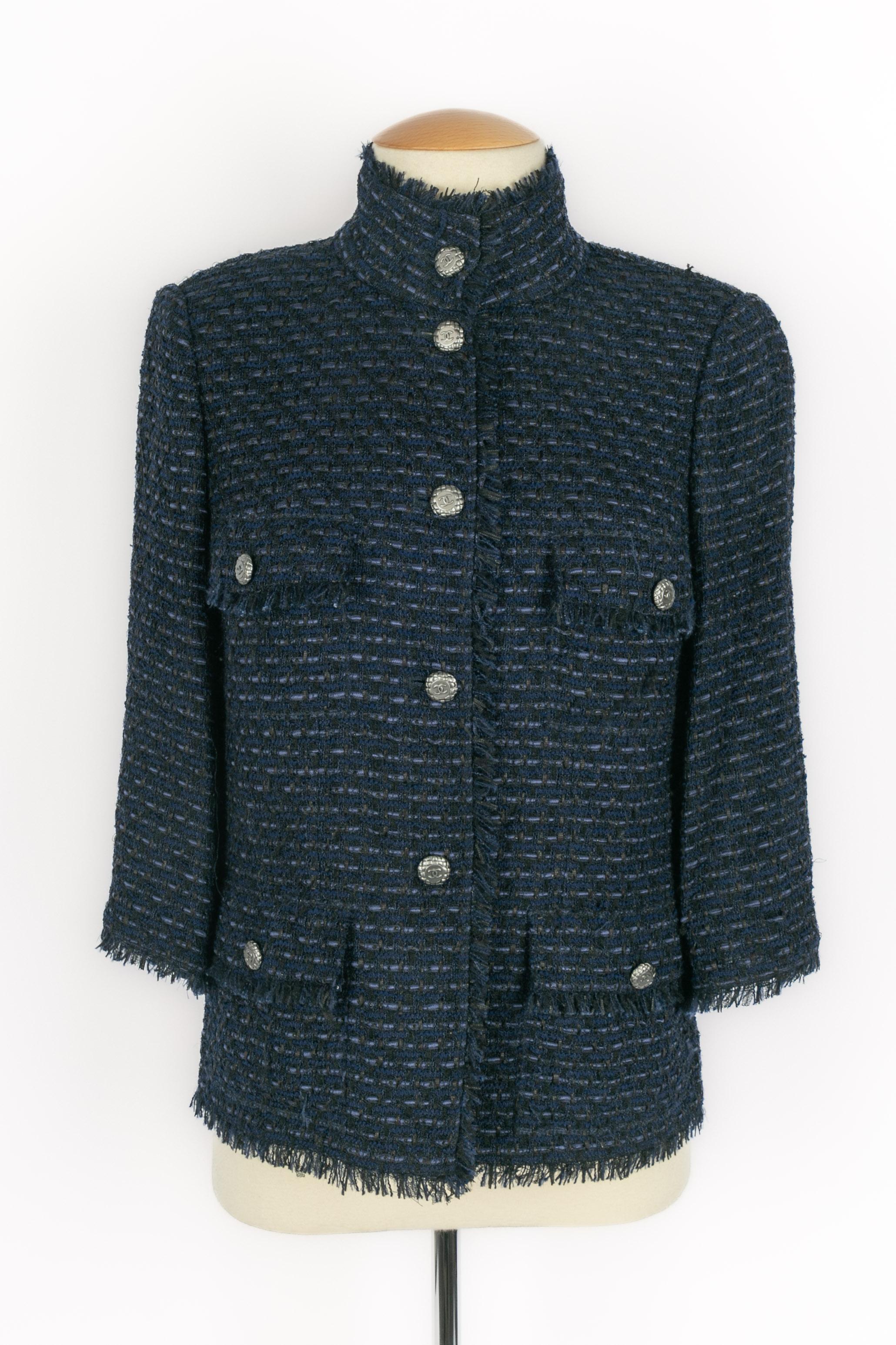CHANEL - (Made in France) Blaue Tweedjacke mit Seidenfutter. Größe 34FR. 2006 Cruise Collection unter der künstlerischen Leitung von Karl Lagerfeld.

Bedingung:
Sehr guter Zustand

Abmessungen:
Schulterbreite: 40 cm - Brustumfang: 43 cm -