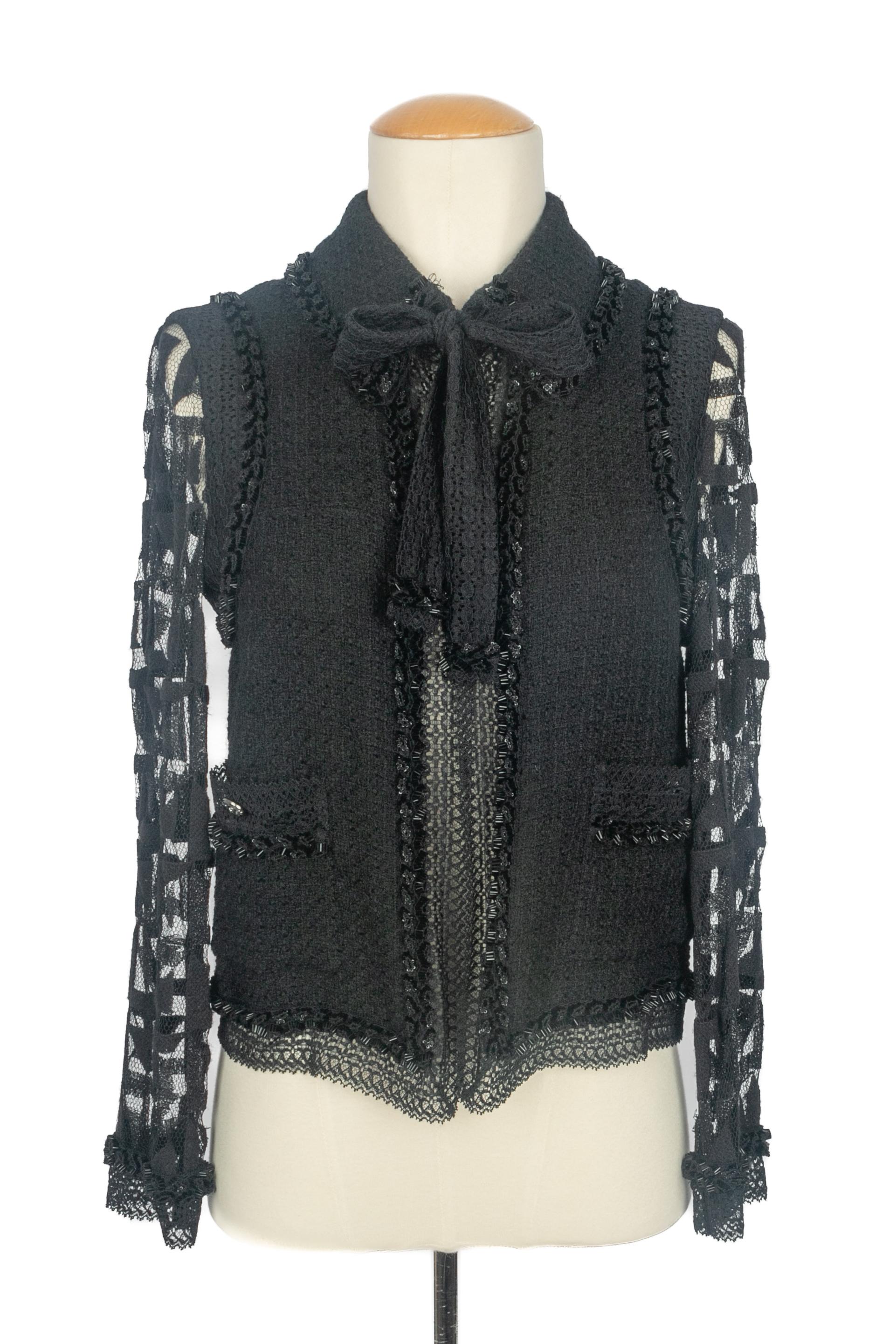 CHANEL - (Made in France) Schwarze Wolljacke mit Perlen. Seidenfutter. Größe 36FR. 2009 Cruise Collection unter der künstlerischen Leitung von Karl Lagerfeld.

Bedingung:
Sehr guter Zustand

Abmessungen:
Schulterbreite: 38 cm - Brustumfang: 42 cm -