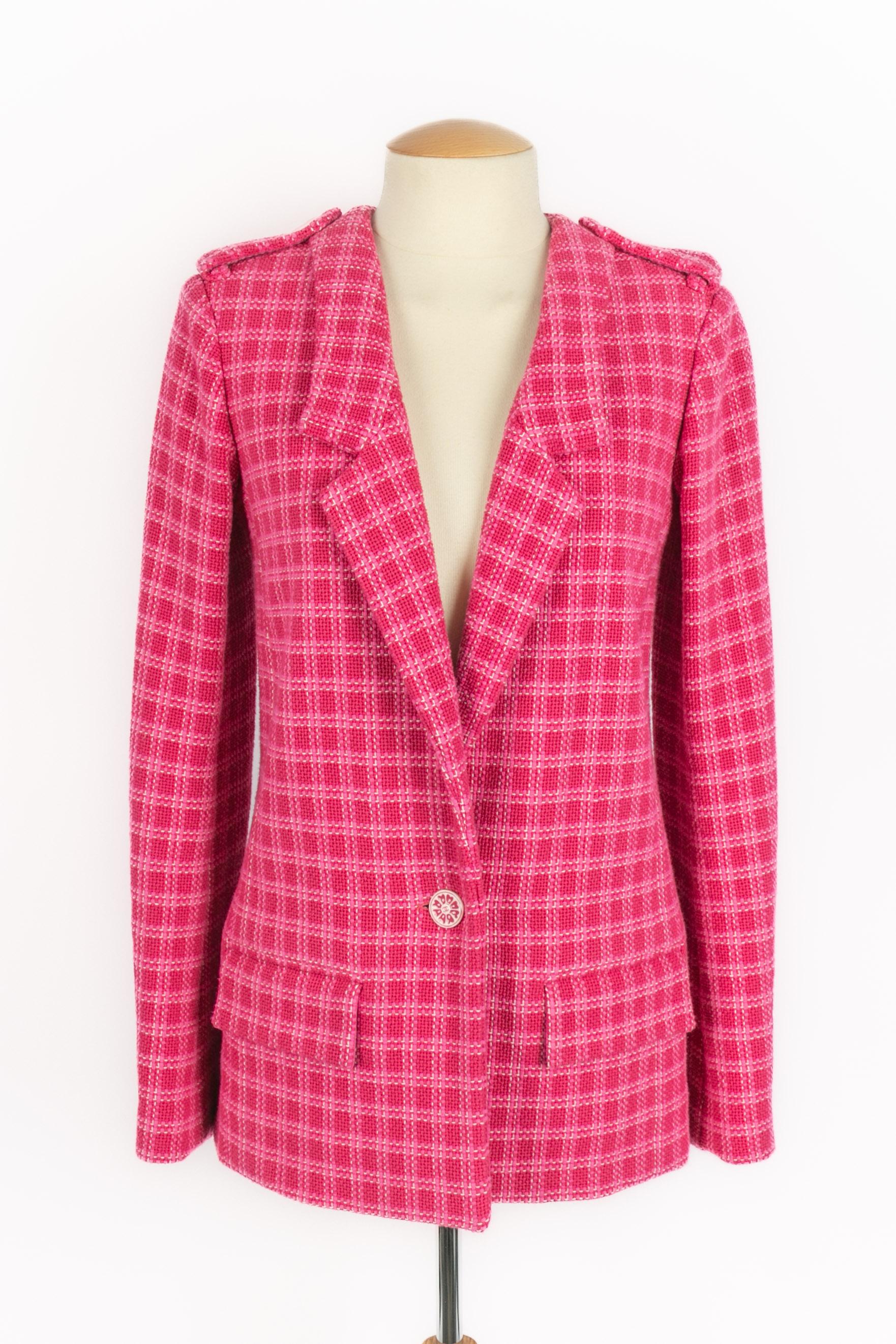 CHANEL - (Made in France) Rosa Baumwolljacke mit Seidenfutter. Größe 34FR. 2015-2016 Paris-Seoul Collection unter der künstlerischen Leitung von Karl Lagerfeld.

Bedingung:
Sehr guter Zustand

Abmessungen:
Schulterbreite: 39 cm - Brustumfang: 42 cm