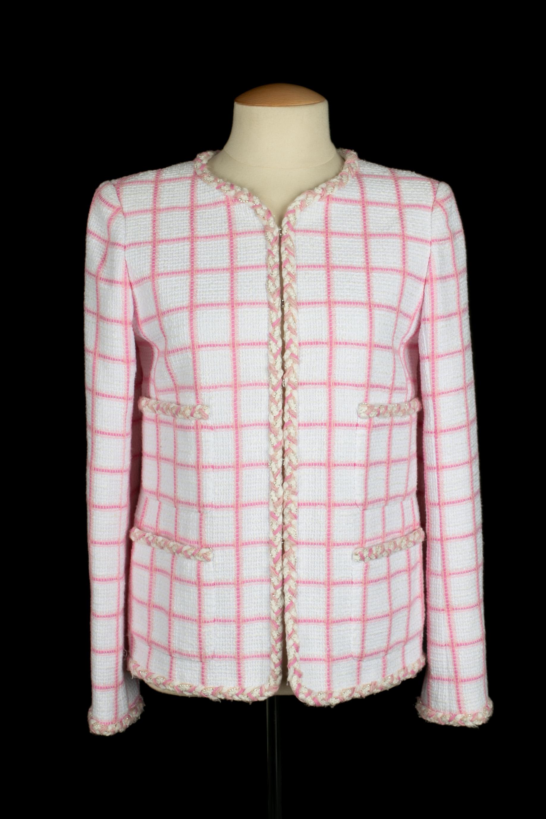 CHANEL - (Made in France) Chaqueta de algodón rosa con forro de seda. Talla 34FR. Colección Crucero 2023.

Estado:
Muy buen estado

Dimensiones:
Anchura de los hombros: 40 cm - Pecho: 45 cm - Longitud de las mangas: 58 cm - Largo: 64 cm

SKU:FV254