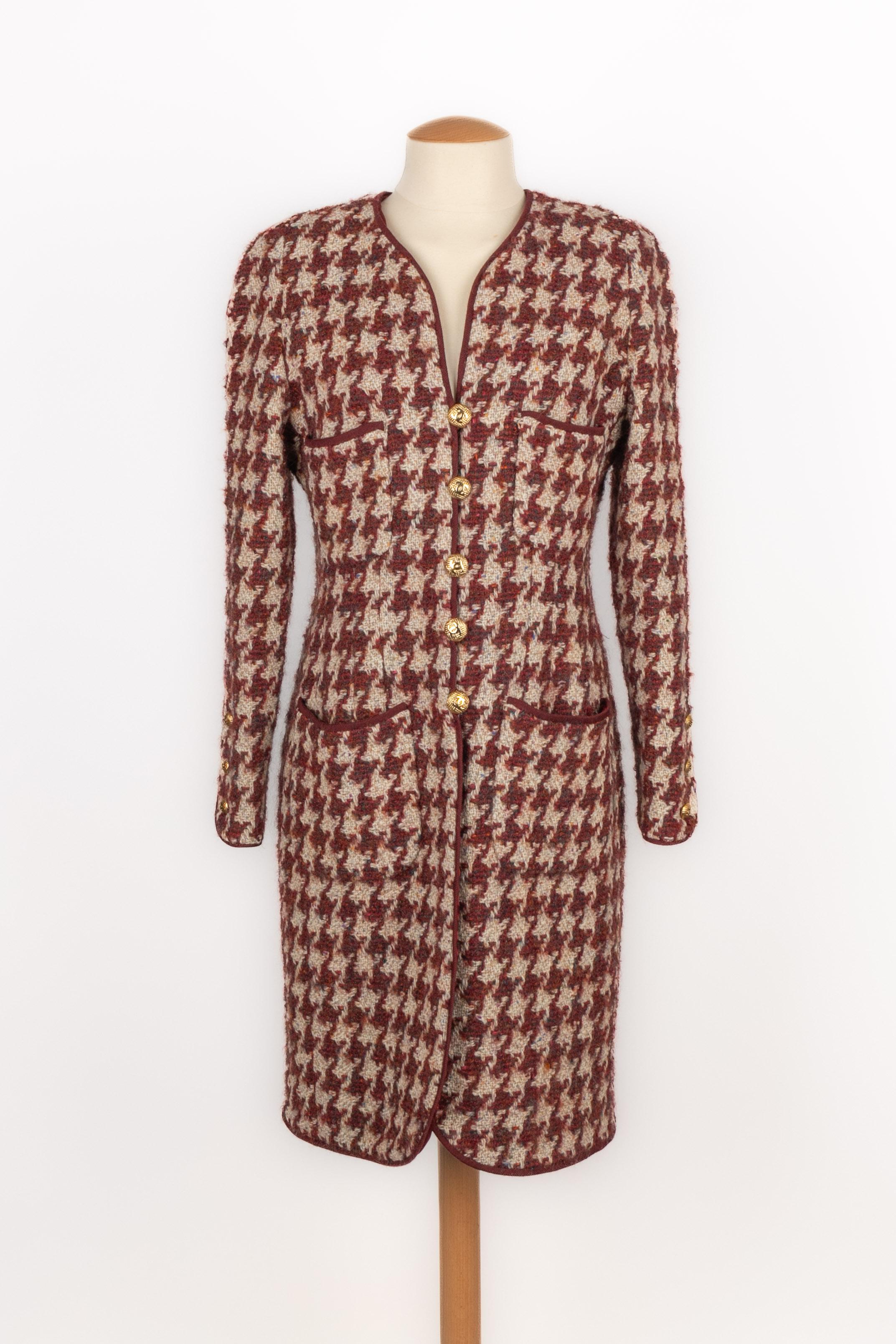 CHANEL - (Made in France) Burgundy and white tone tweed jacket with golden metal buttons. Size 38FR indicated. Picture of Yasmeen Ghauri for the 1990 Fall-Winter Collection photographed by Karl Lagerfeld.

Condition:
Very good