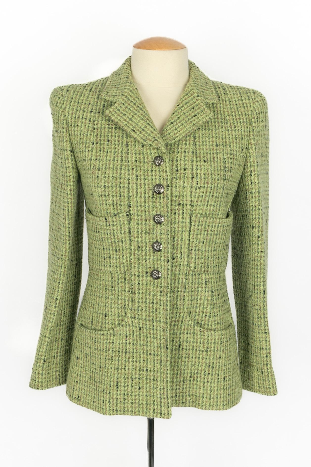 CHANEL - (Made in France) Chaqueta de tweed verde con forro de seda. Talla 36FR. Colección Otoño-Invierno 1997 bajo la dirección artística de Karl Largerfeld.

Estado:
Muy buen estado

Dimensiones:
Anchura de los hombros: 38 cm - Pecho: 40 cm -