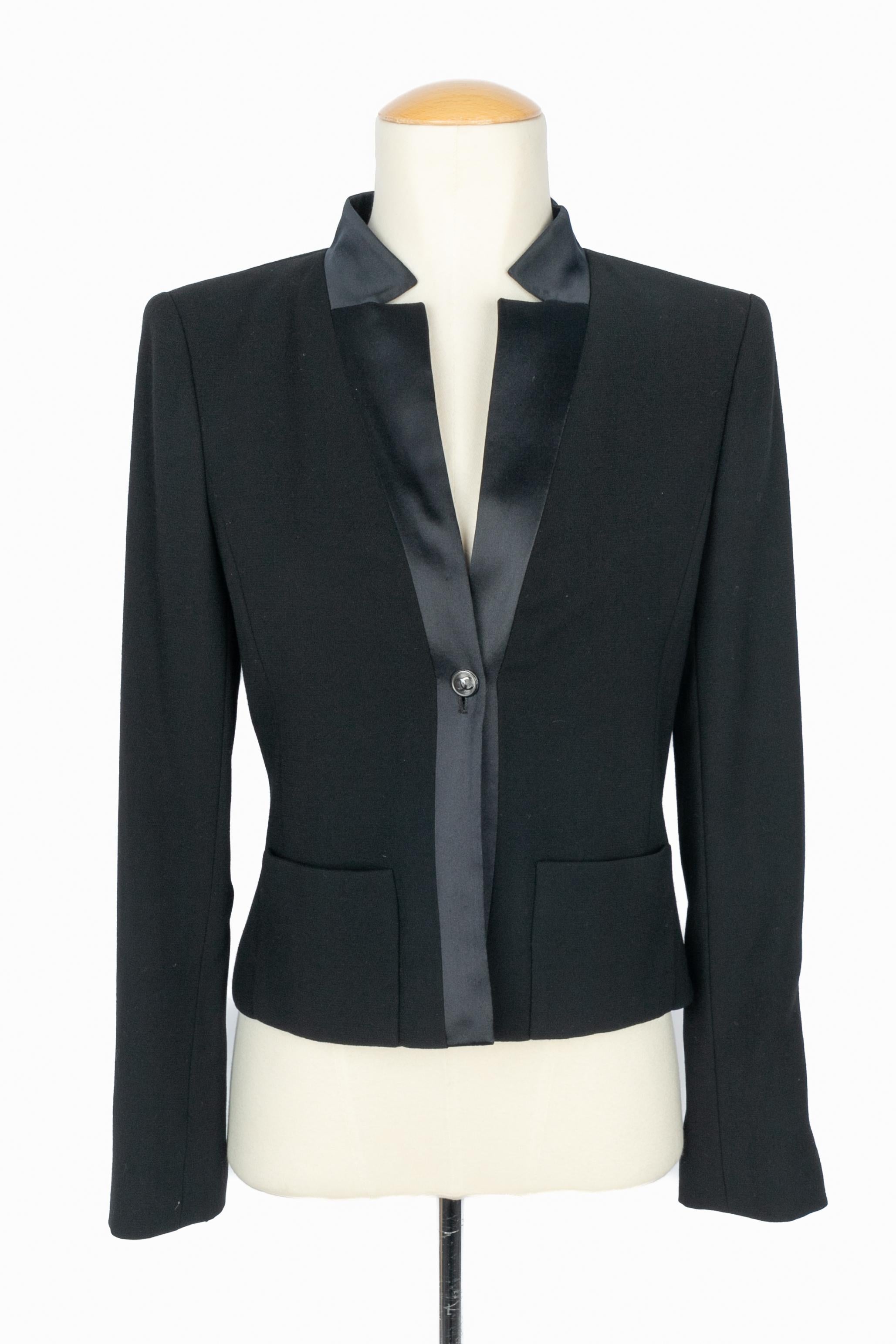 CHANEL - (Made in France) Schwarze Wolljacke mit Seidenfutter. Größe 36FR. Herbst-Winter Collection 2003 unter der künstlerischen Leitung von Karl Lagerfeld.

Bedingung:
Sehr guter Zustand

Abmessungen:
Schulterbreite: 40 cm - Brustumfang: 41 cm -