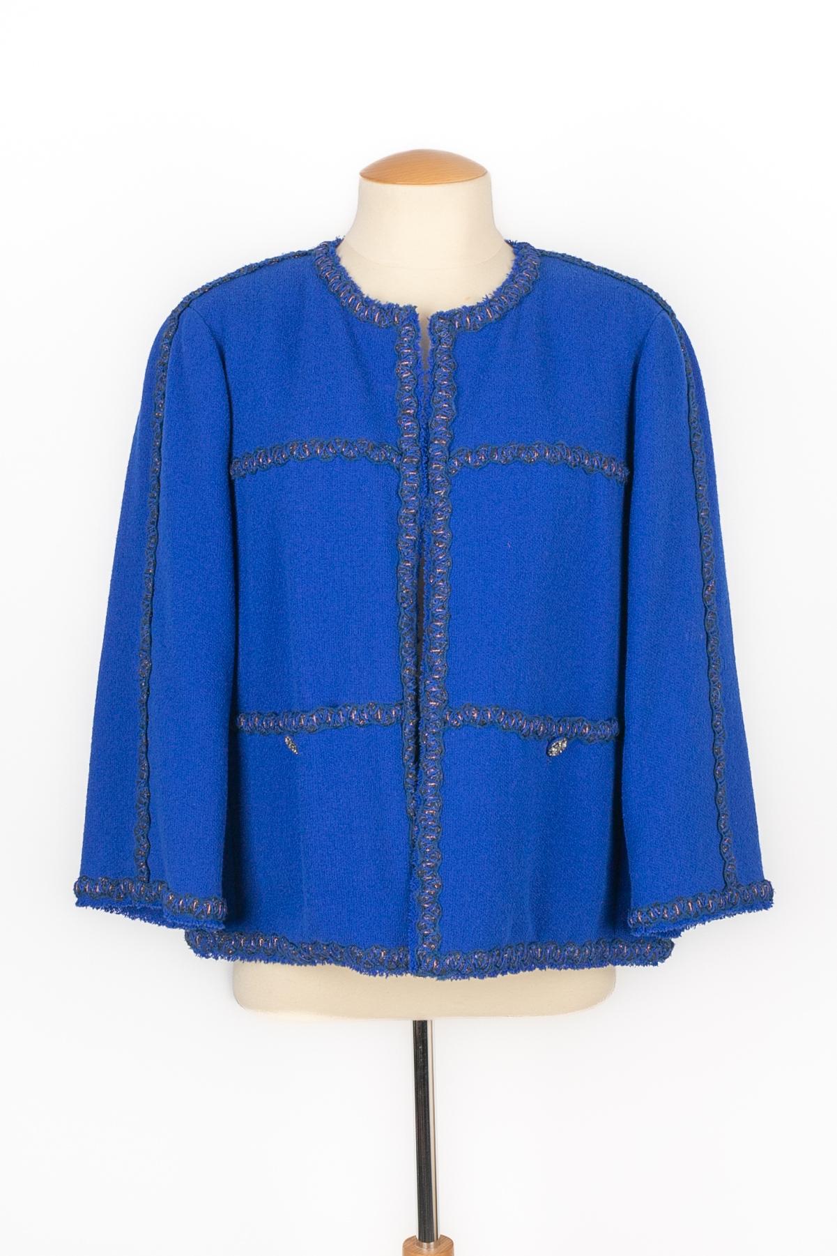 CHANEL - (Made in France) Blue tweed jacket with a silk lining. Size 46FR. 2007 Fall-Winter Collection under the artistic direction of Karl Lagerfeld.

Condition:
Very good condition

Dimensions:
Shoulder width: 40 cm - Chest: 47 cm - Sleeve length: