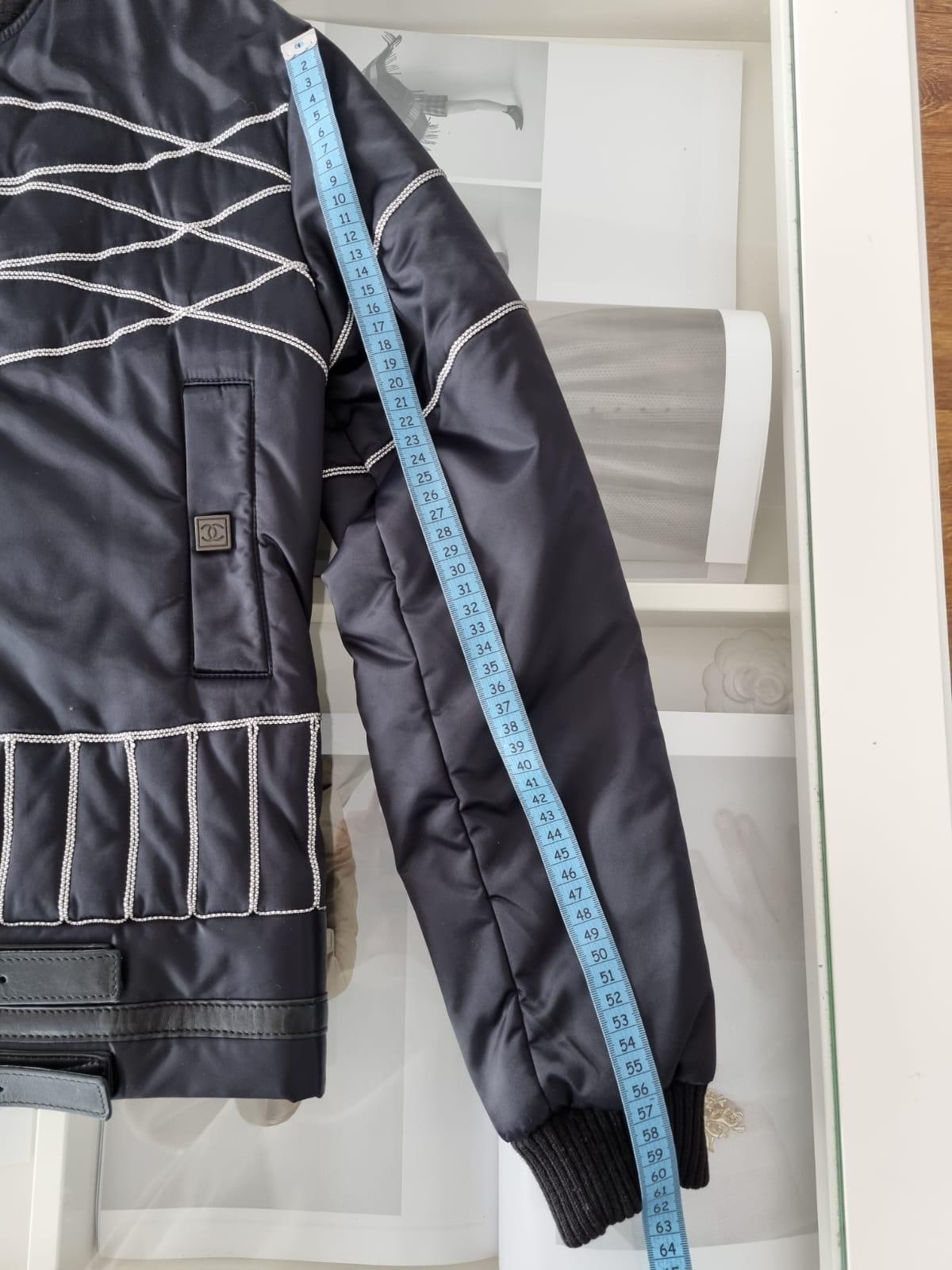 Veste Chanel avec nom Chanel au dos en vente 5