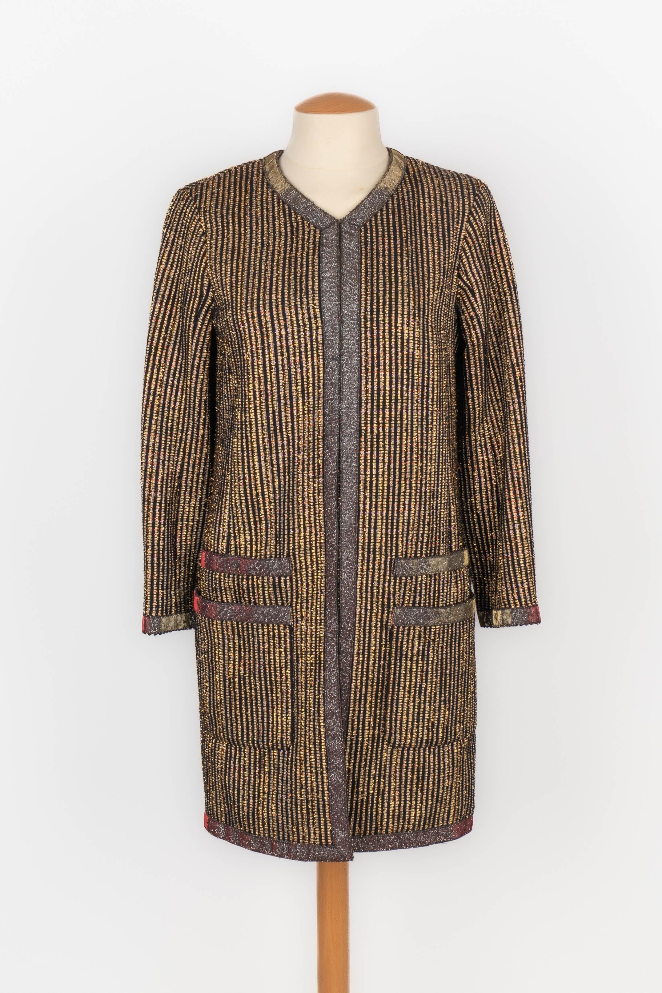CHANEL - (Made in France) Red and golden lurex thread mid-length jacket. Silk lining. Size 38FR indicated.

Condition:
Very good condition

Dimensions:
Shoulder width: 37 cm - Sleeve length: 56 cm - Length: 87 cm

SKU:FV127