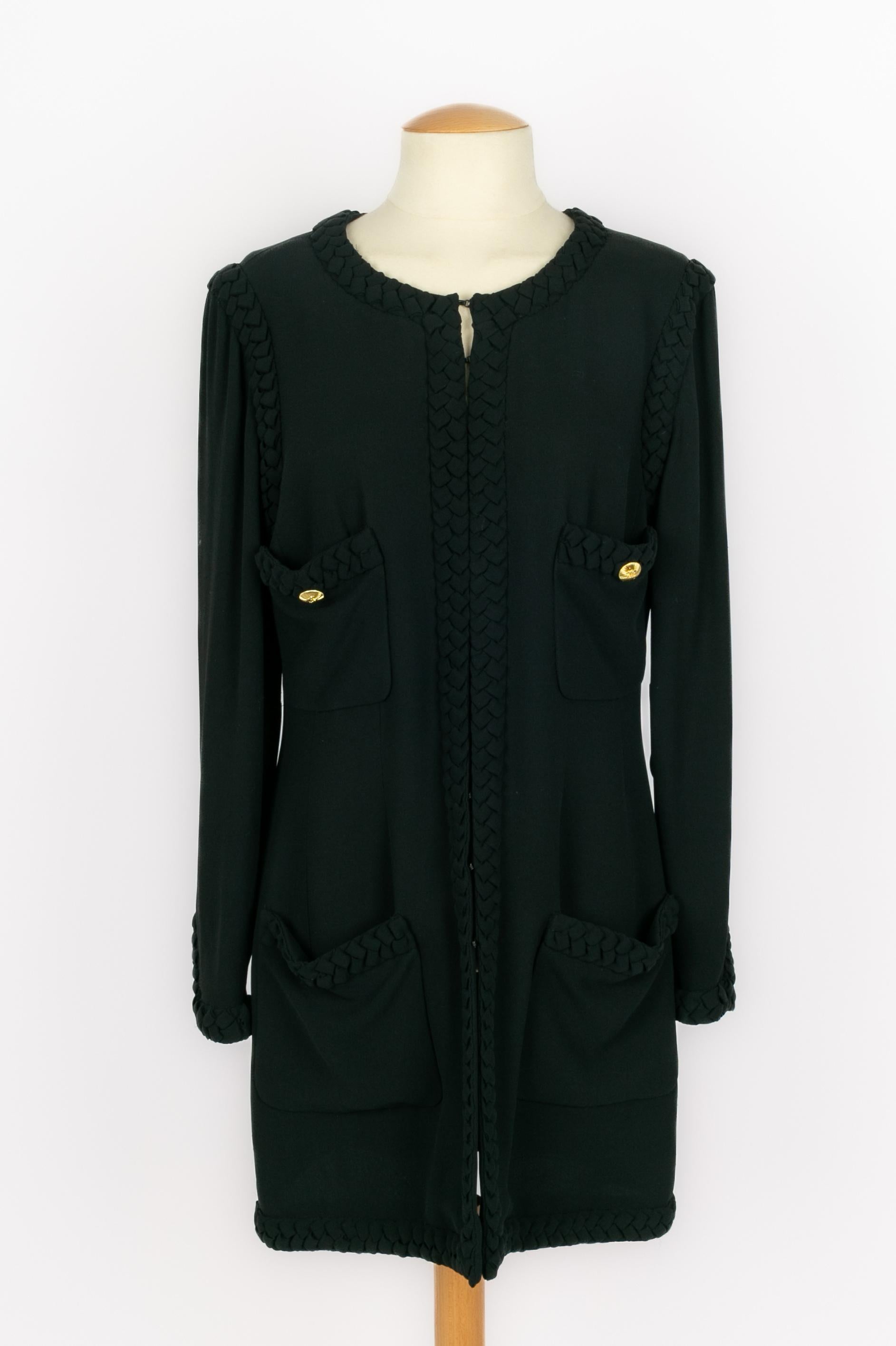 CHANEL - (Made in France) Mid-length black jacket with golden buttons. No size indicated, it fits a 36FR.

Condition:
Very good condition

Dimensions:
Shoulder width: 42 cm - Chest: 49 cm - Sleeve length: 60 cm - Length: 81 cm

SKU:FV208