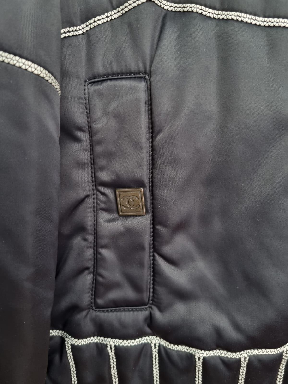 Veste Chanel avec nom Chanel au dos Excellent état - En vente à New York, NY
