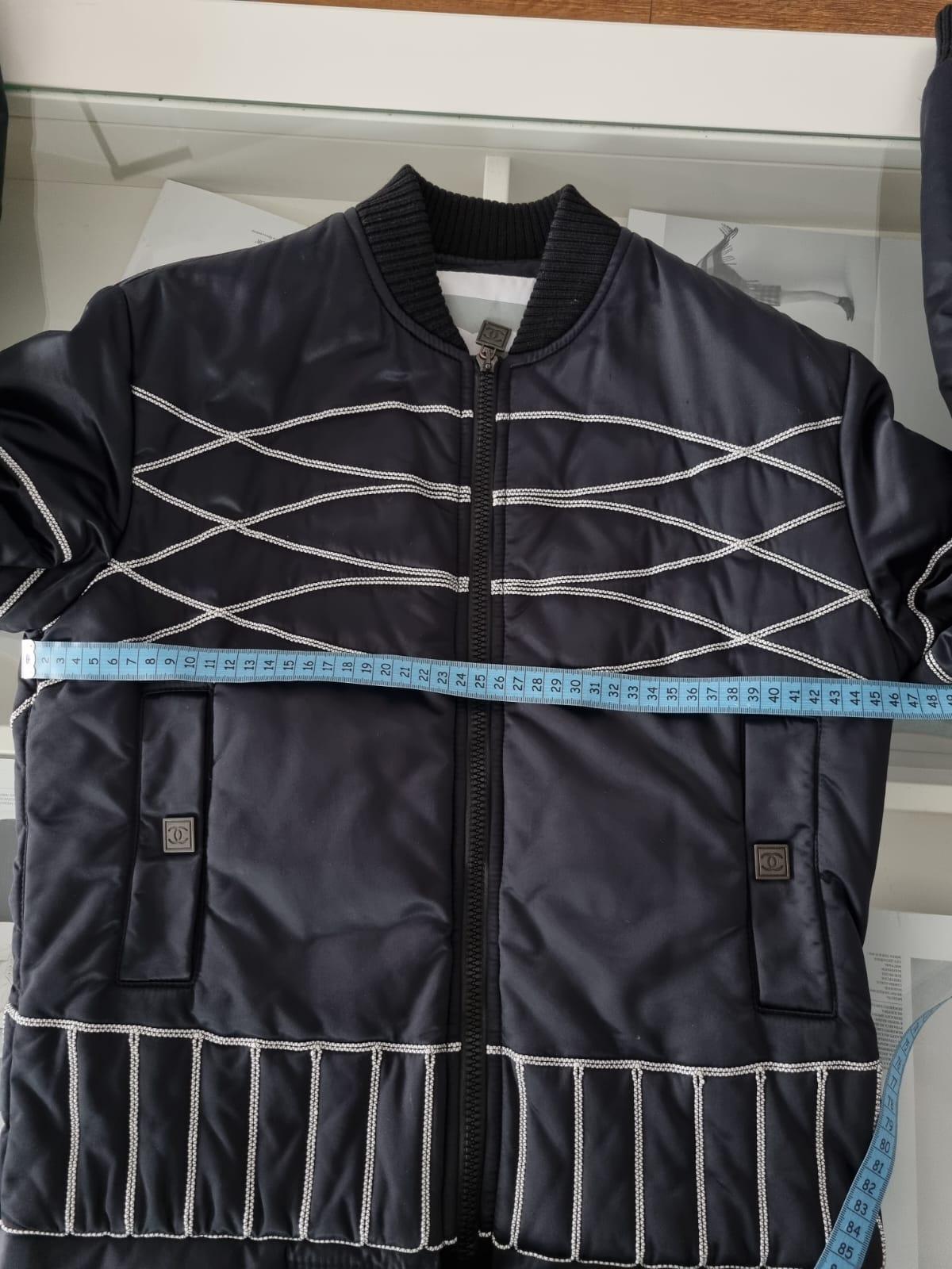 Veste Chanel avec nom Chanel au dos en vente 1