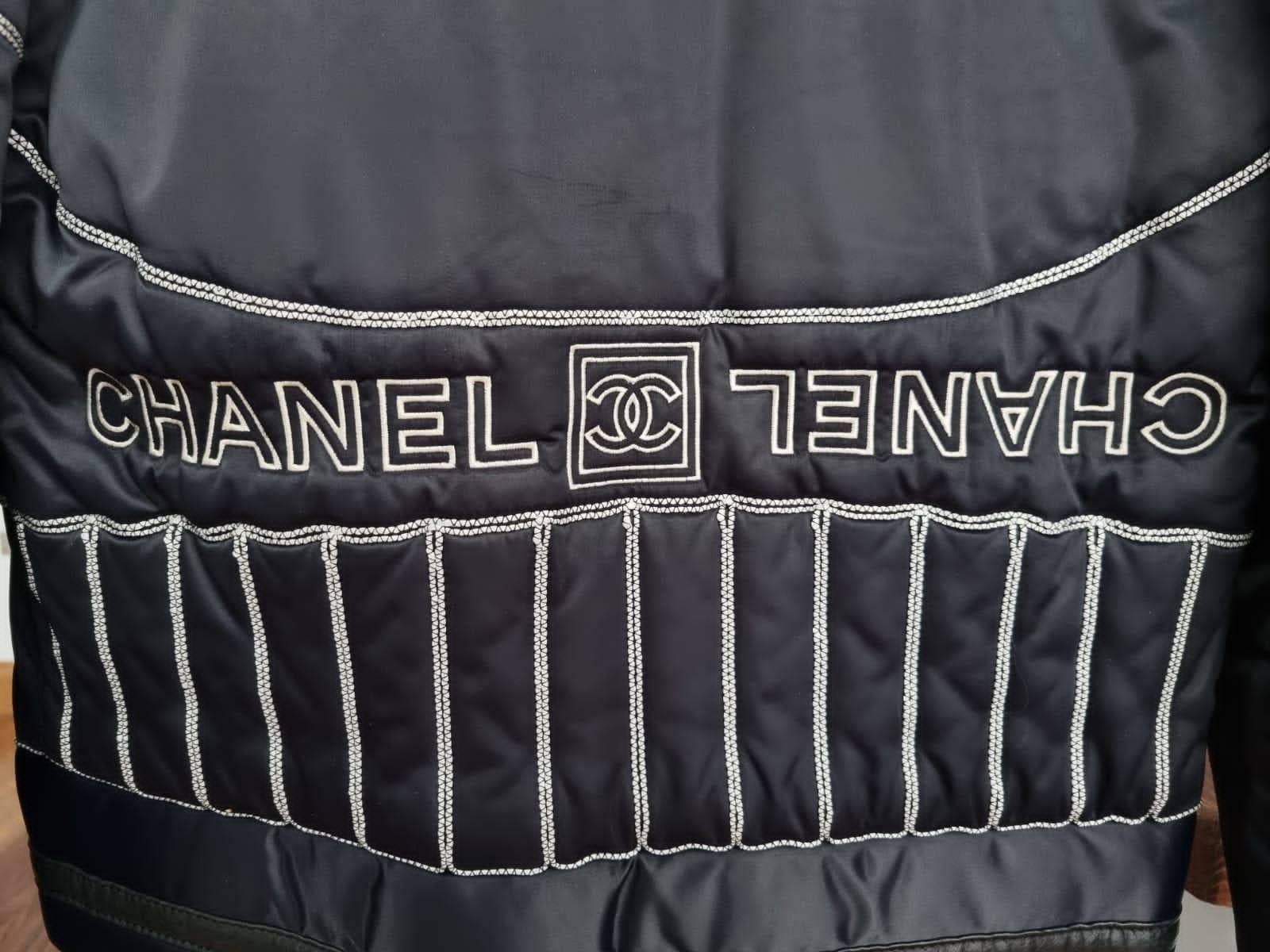 Veste Chanel avec nom Chanel au dos en vente 2