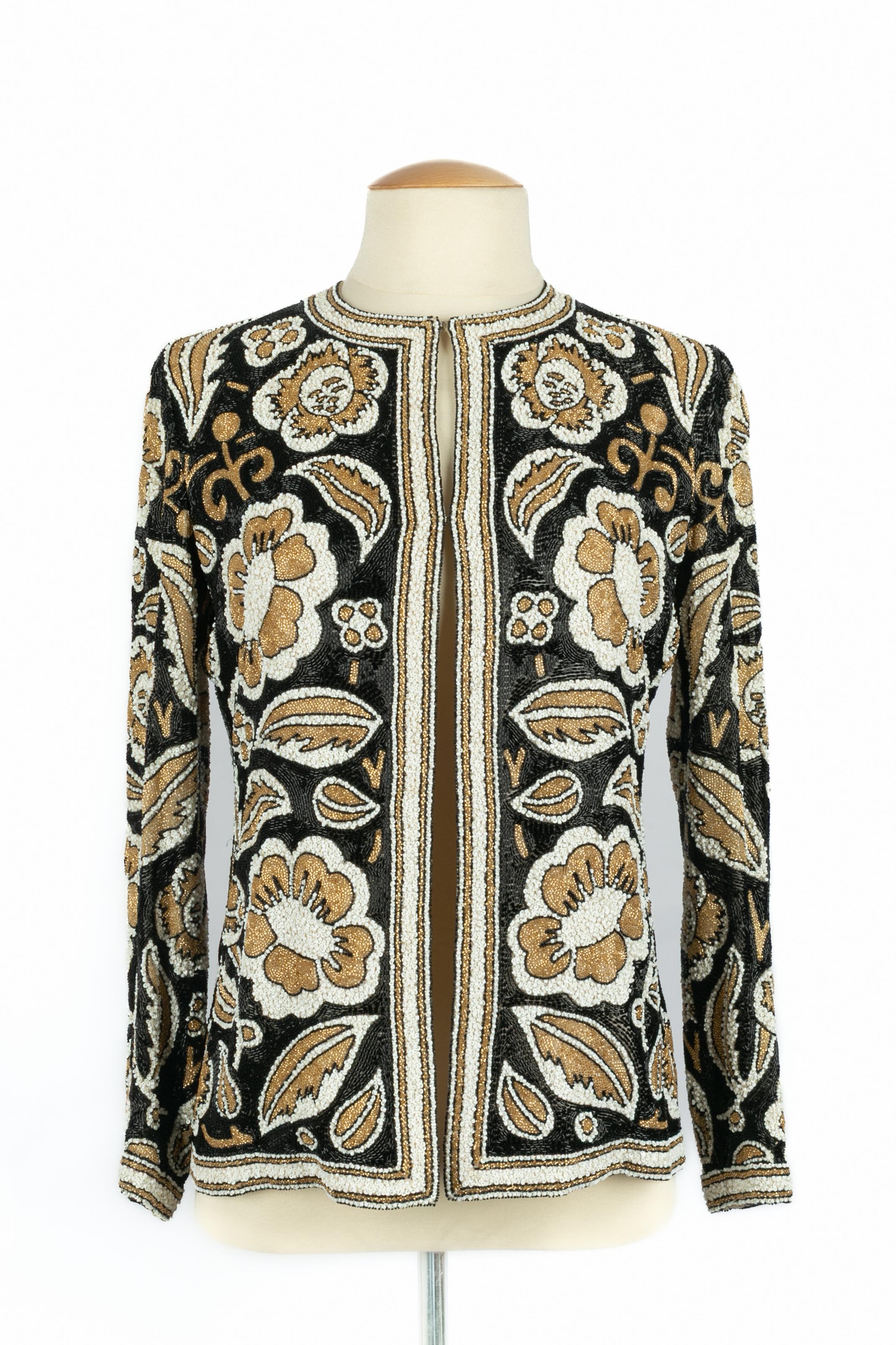 Chanel - Giacca cardigan in seta bianco sporco interamente decorata con un motivo floreale di perle e paillettes. Non è indicata la taglia, si adatta a una 36FR. Collezione Haute Couture Autunno-Inverno 1975 sotto la direzione artistica di Jean