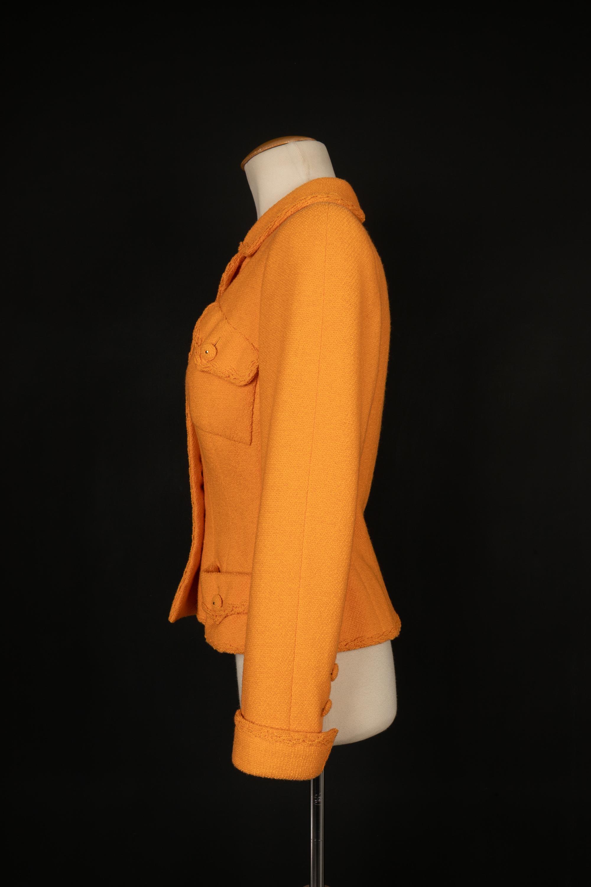 CHANEL - Orange tweed fitted jacket enlivened with pockets and buttons. No size indicated, it fits a 34FR/36FR. 1995 Spring-Summer Haute Couture Collection.

Condition:
Very good condition

Dimensions:
Shoulder width: 36 cm - Chest: 46 cm - Waist: