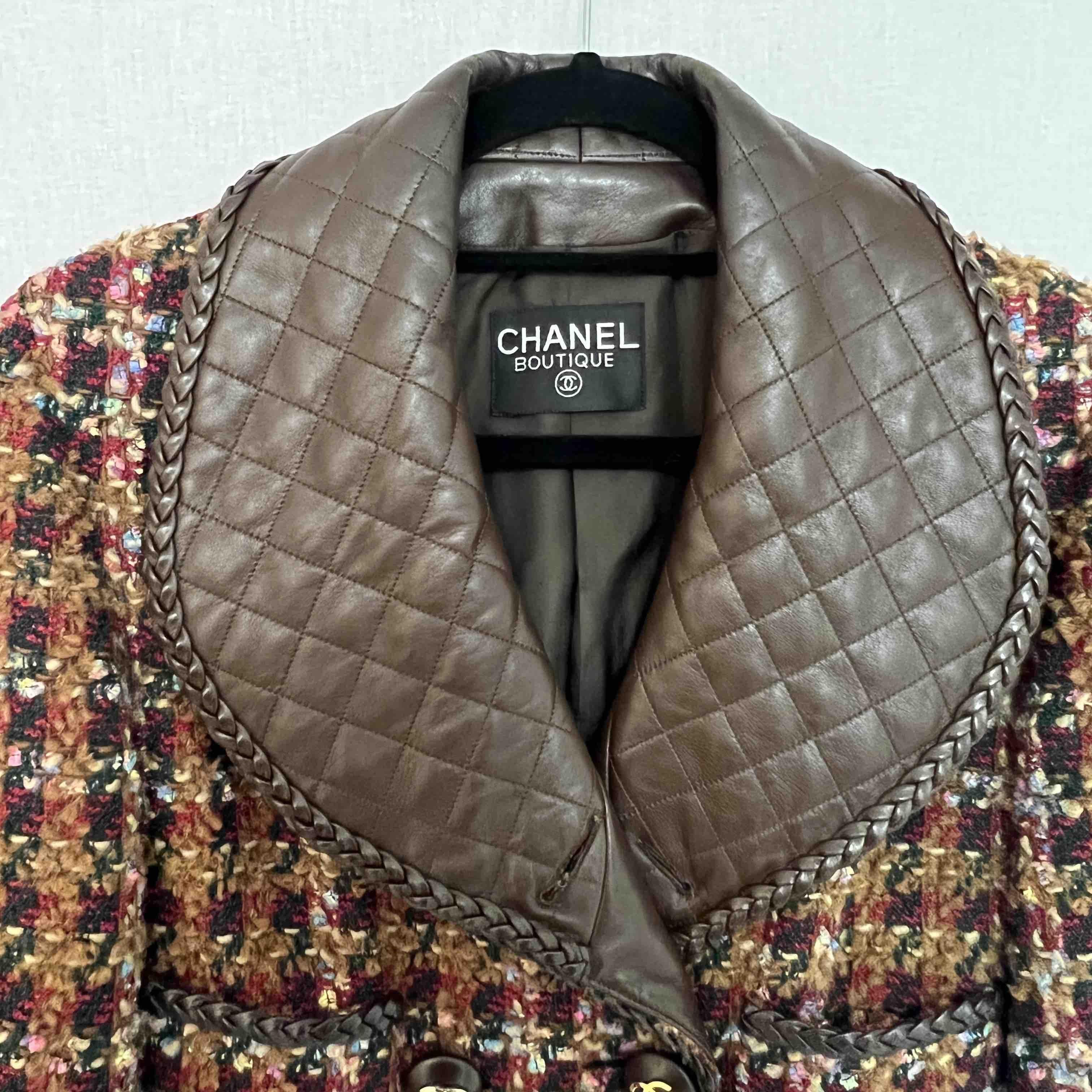 Collector Piece! Jacket T40 CHANEL brown tweed and leather collar. Monogrammed black silk lining. Presence of the chain all along the lining.
In very good condition.
Flat dimensions: shoulders: 50 cm, under the chest: 48 cm, height: 70 cm, sleeve