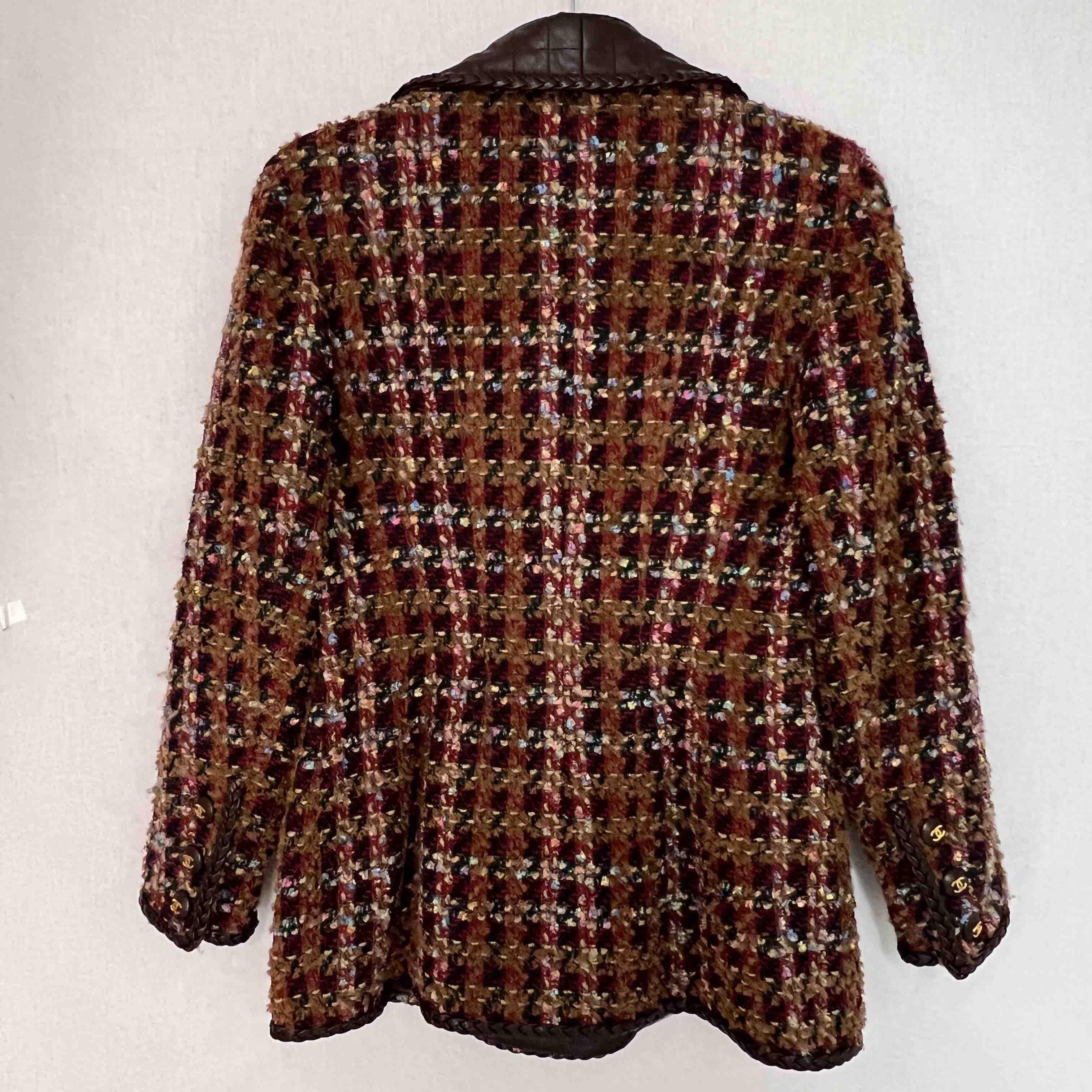 CHANEL Jacket in Brown Tweed and Leather Collar Size 40fr In Good Condition In Paris, FR