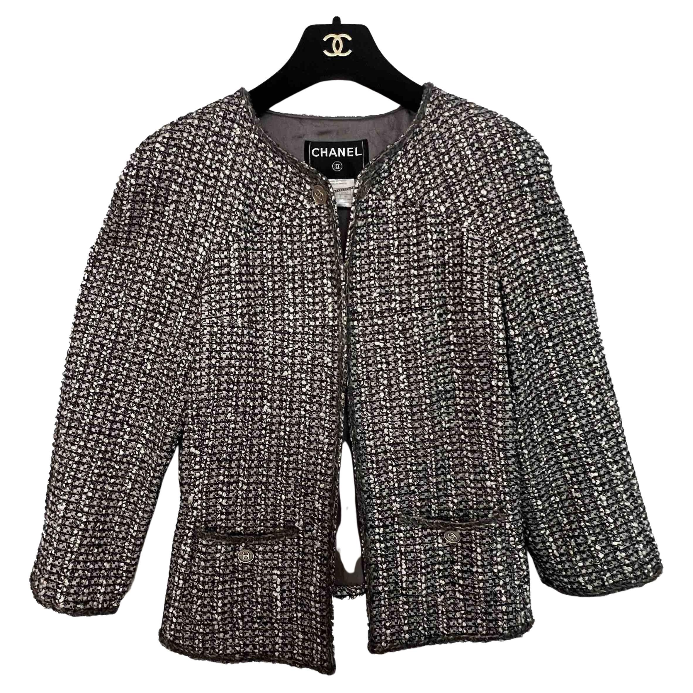 CHANEL jacket in Grey Tweed Size 40fr. Monogram gray silk lining. You will have a chain along the jacket and pockets.
In very good condition
Size: 40fr
Collection Spring 2006.
Dimensions flat: shoulders: 42 cm, under the chest: 48 cm, height: 53 cm,