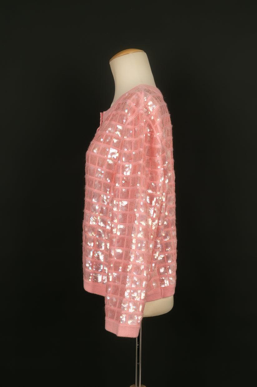 Chanel - (made in Italy) Pink cashmere gilet embroidered with sequins. Size 46FR. Spring-Summer 2008 collection.

Additional information: 
Dimensions: Shoulder width: 44 cm
Condition: Very good condition
Seller Ref number: FV131