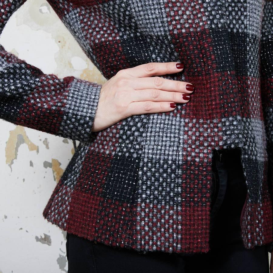 Giacca CHANEL in tweed rosso, argento e nero taglia 38FR in vendita 7