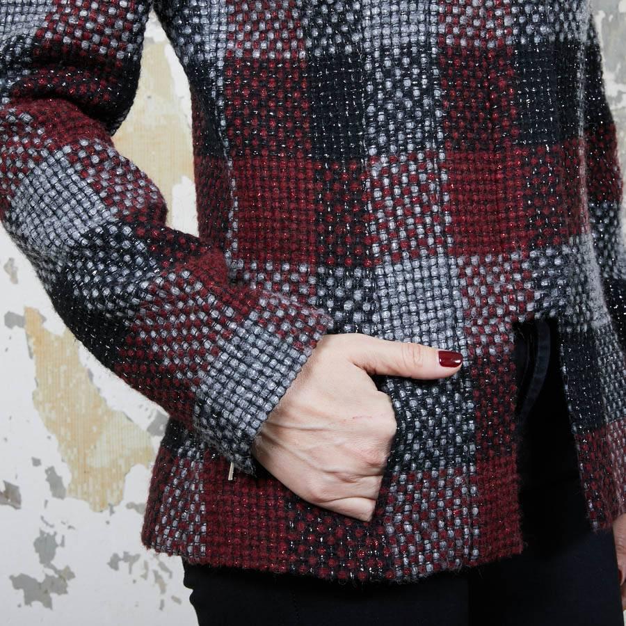 Giacca CHANEL in tweed rosso, argento e nero taglia 38FR in vendita 8