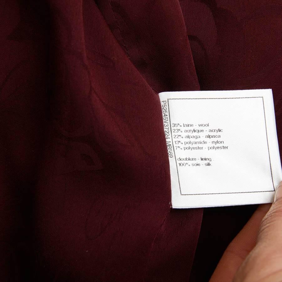 Giacca CHANEL in tweed rosso, argento e nero taglia 38FR in vendita 9