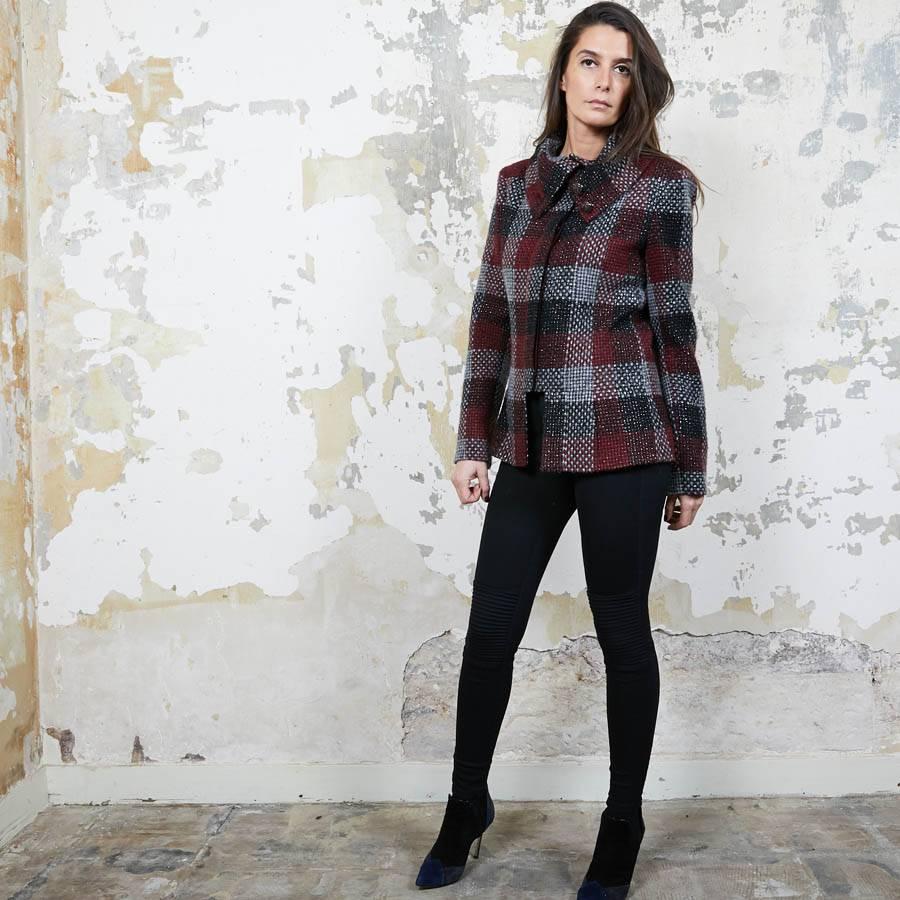 Giacca CHANEL in tweed rosso, argento e nero taglia 38FR in vendita 1