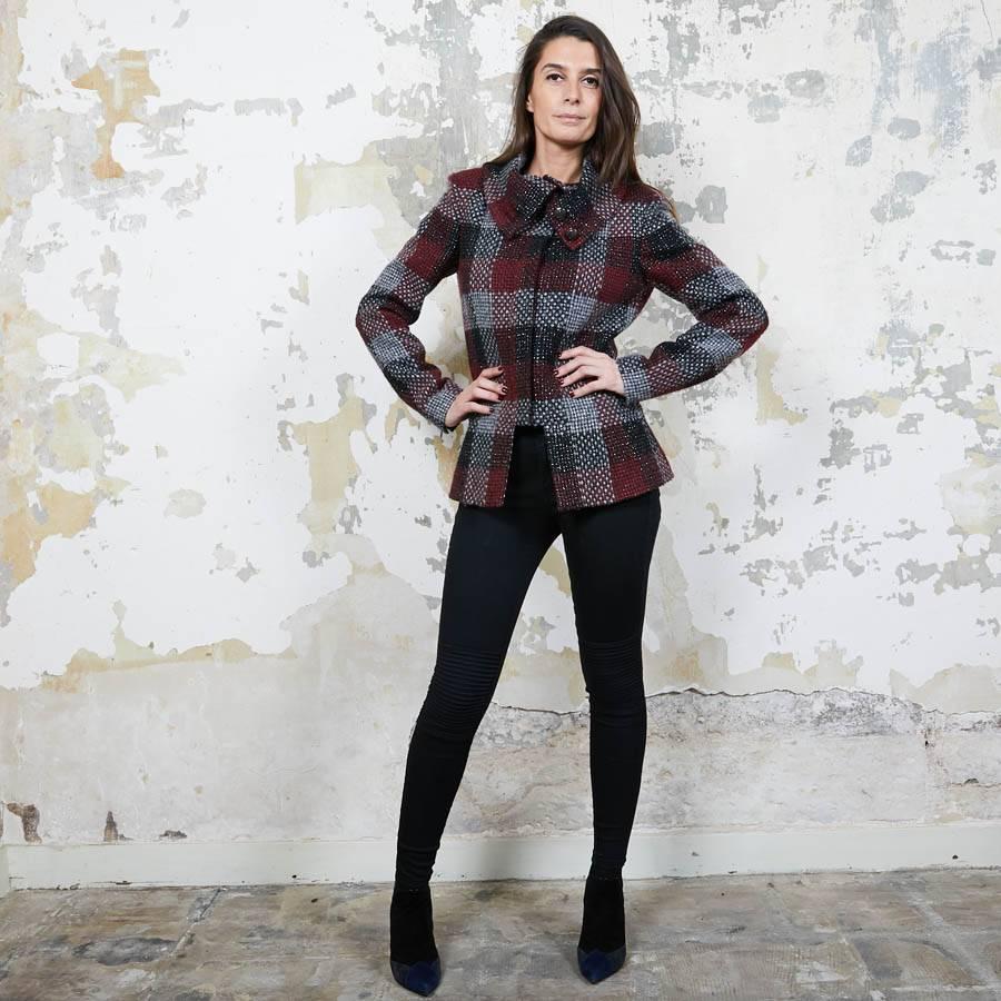 Giacca CHANEL in tweed rosso, argento e nero taglia 38FR in vendita 2