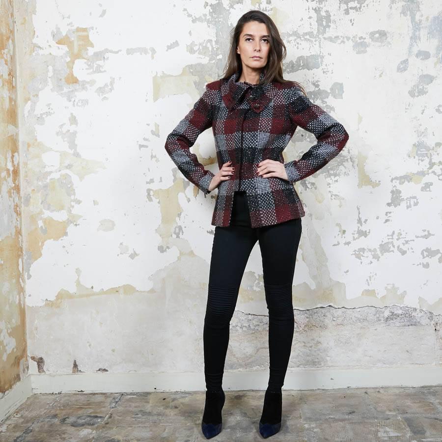 Giacca CHANEL in tweed rosso, argento e nero taglia 38FR in vendita 3