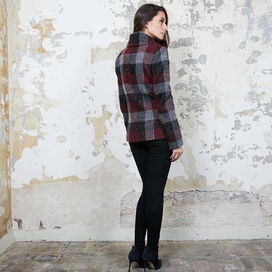 Giacca CHANEL in tweed rosso, argento e nero taglia 38FR in vendita 4