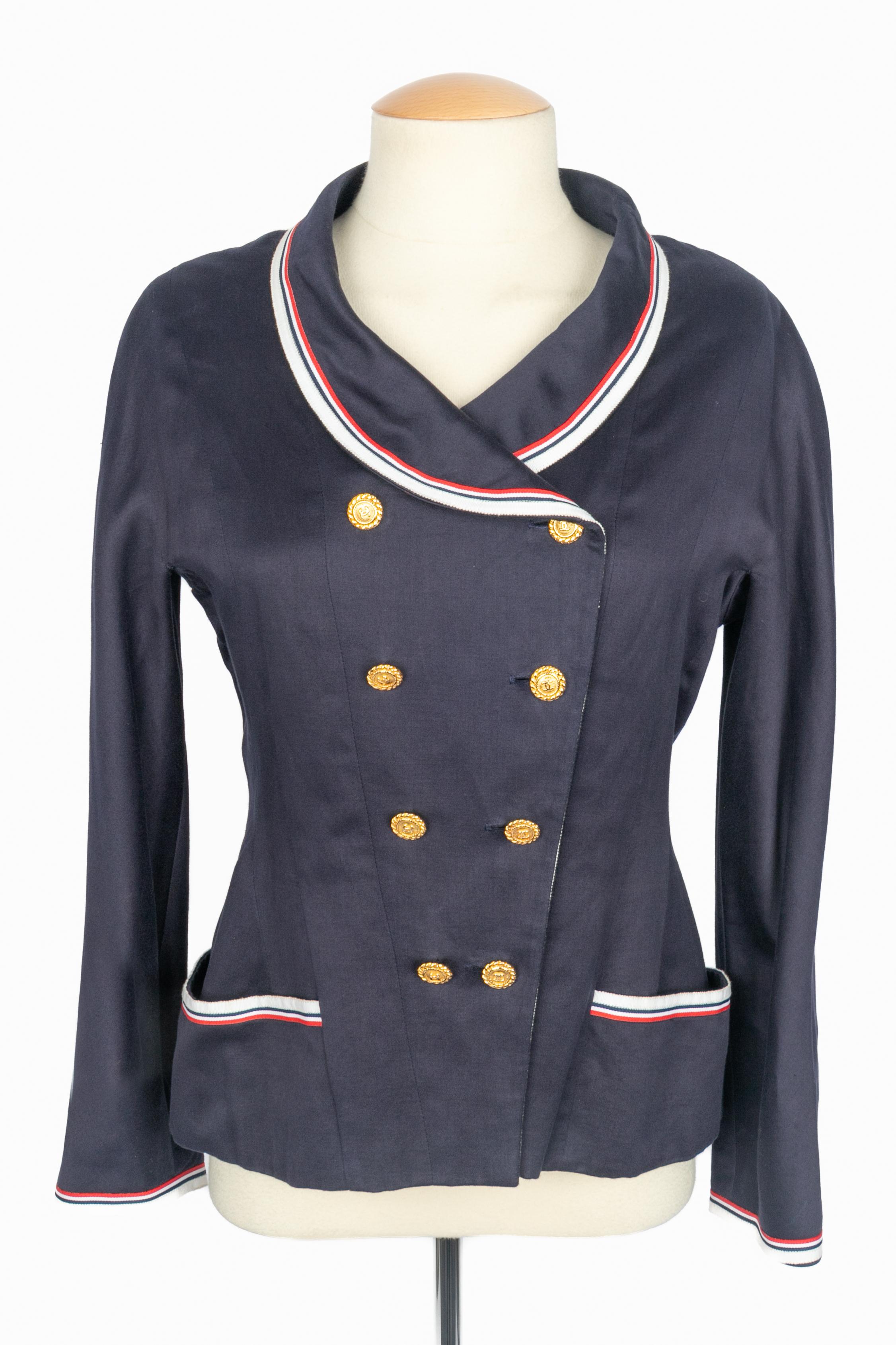 CHANEL - Navy-blue jacket edged with red and white trimmings. Golden metal buttons. No size indicated, it fits a 36FR. A Collection from the late 1980s under the artistic direction of Karl Lagerfeld.

Condition:
Very good