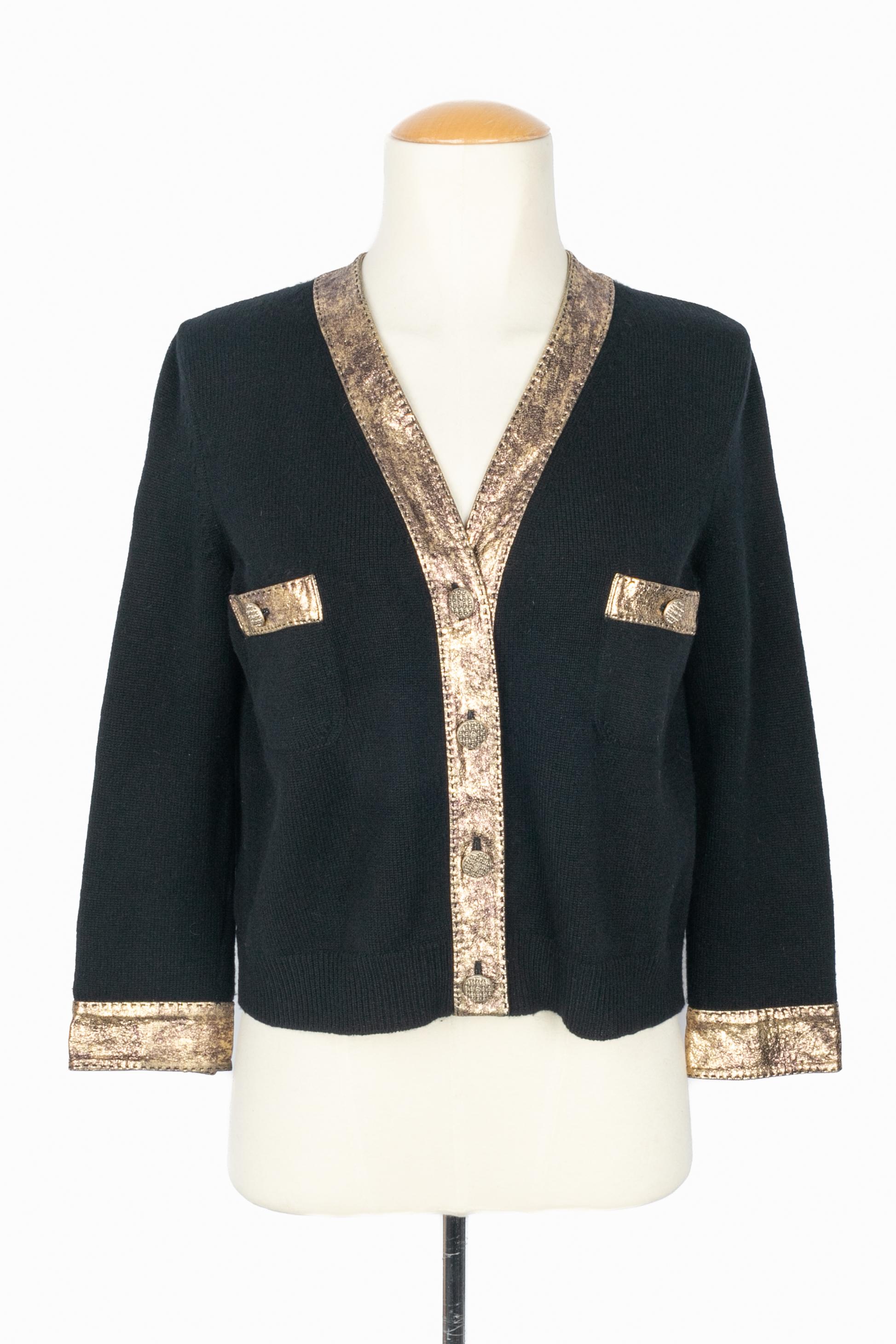 Chanel - (Made in Italy) Giacca in rete nera bordata di pelle dorata. Taglia 36FR. 2019 Collezione Metiers d'art sotto la direzione artistica di Karl Lagerfeld.

Condizioni:
Ottime condizioni

Dimensioni:
Larghezza spalle: 41 cm - Petto: 44 cm -