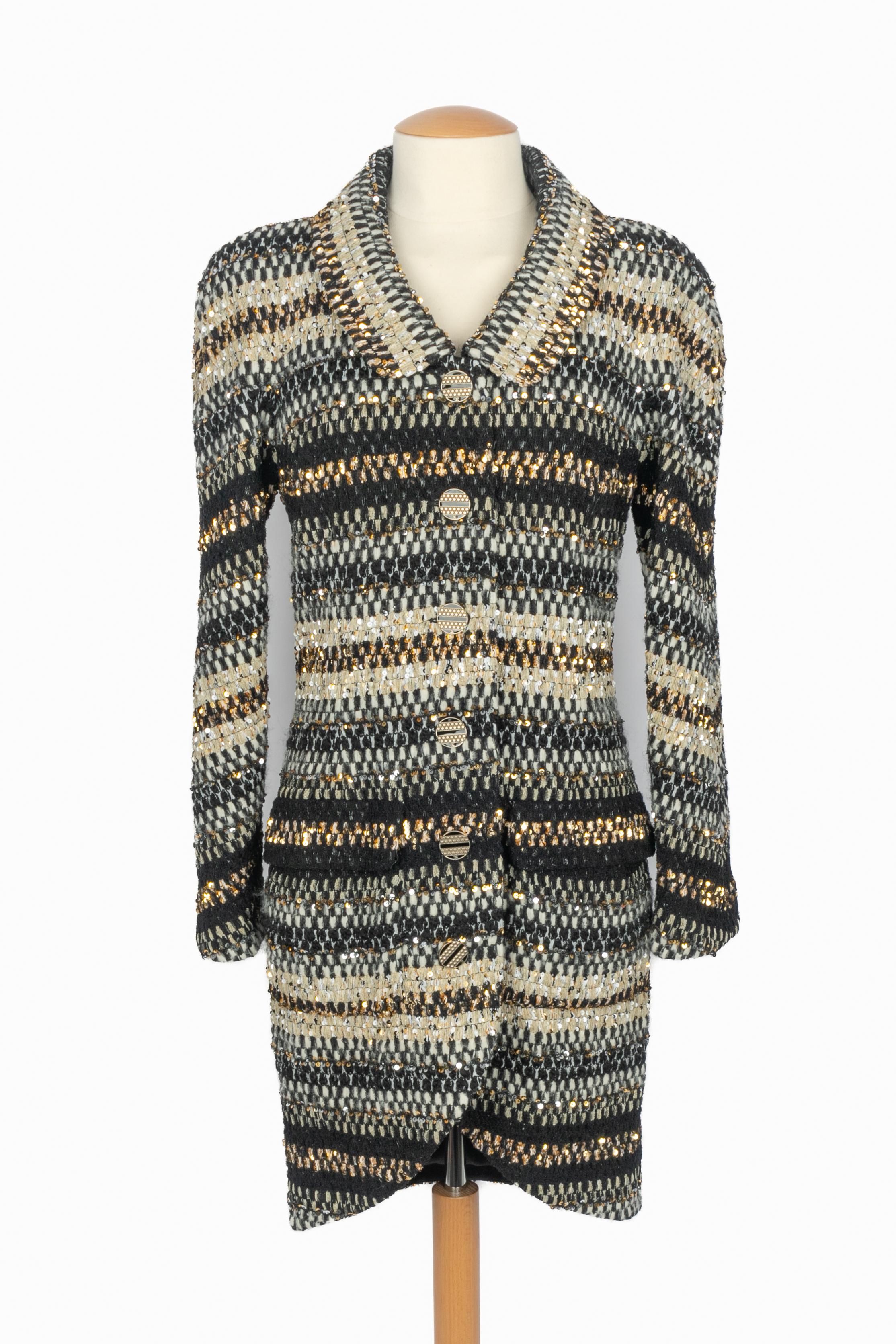 CHANEL - (Made in France) Mittellanger Tweed-Mantel in Schwarz-, Weiß- und Beigetönen, mit Pailletten bestickt. Champagnerfarbene, schwarz emaillierte Metallknöpfe. Größe 36FR angegeben. Pre-Fall Paris-Egypt Collection 2019 unter der künstlerischen