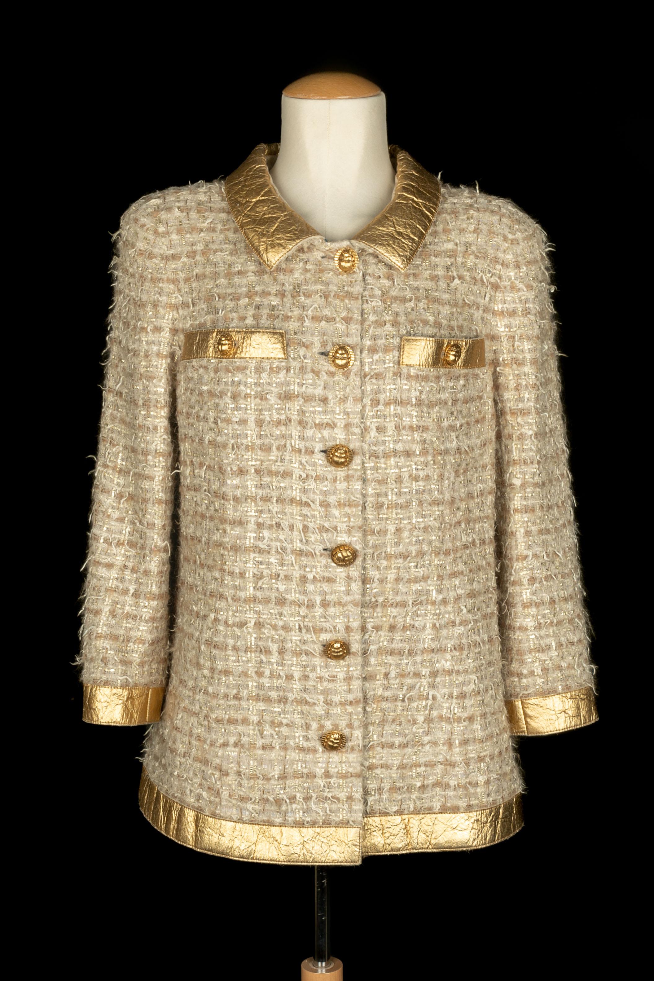 CHANEL - Golden leather and tweed jacket. Blue silk lining. Size 42FR. 2019 Pre-Fall Art Professions Collection under the artistic direction of Karl Lagerfeld.

Condition:
Very good condition

Dimensions:
Shoulder width: 46 cm - Chest: 47 cm -