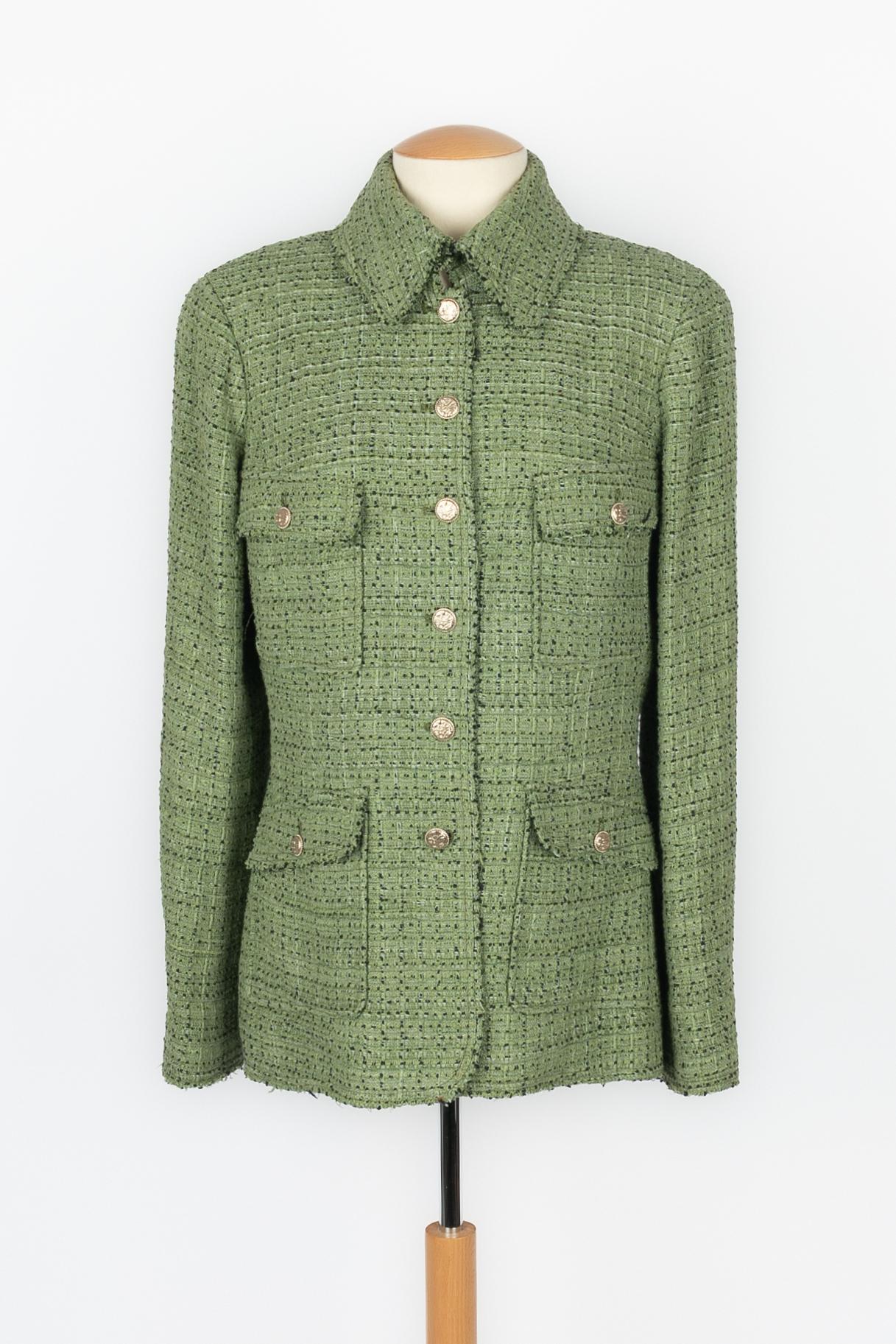 CHANEL - (Made in France) Grüne Tweedjacke mit champagnerfarbenen Metallknöpfen. Größe 46FR angegeben. Resort Collection'S 2008, unter der künstlerischen Leitung von Karl Lagerfeld.

Bedingung:
Sehr guter Zustand

Abmessungen:
Schulterbreite: 39 cm
