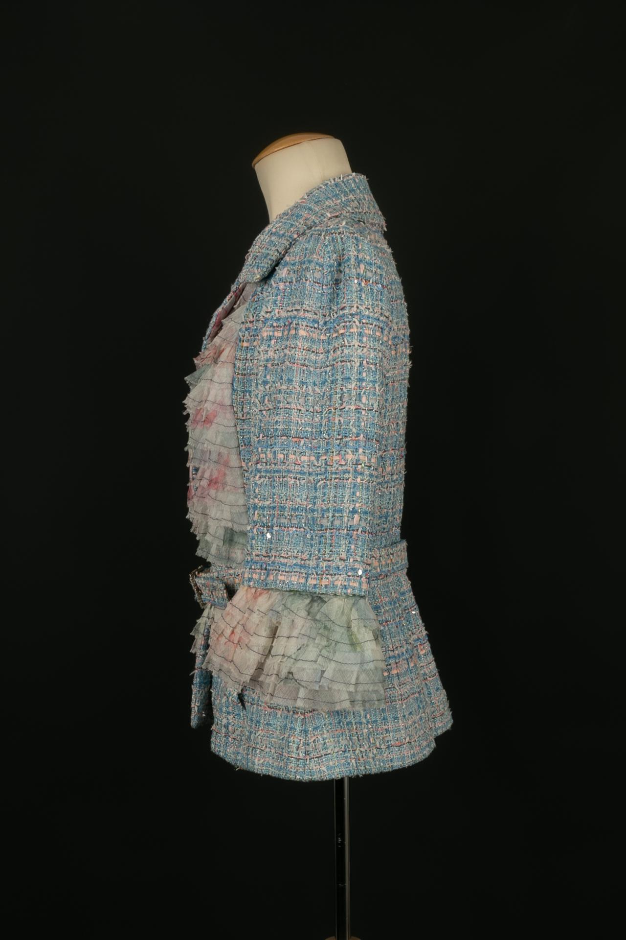 CHANEL - (Made in France) Tweed jacket in blue and pink tones. Size 40FR. 
Resort 2013 collection.

Condition:
Very good condition

Dimensions:
Shoulder width: 40 cm - Chest: 47 cm - Waist: 37 cm - Sleeve length: 49 cm - Length: 61 cm