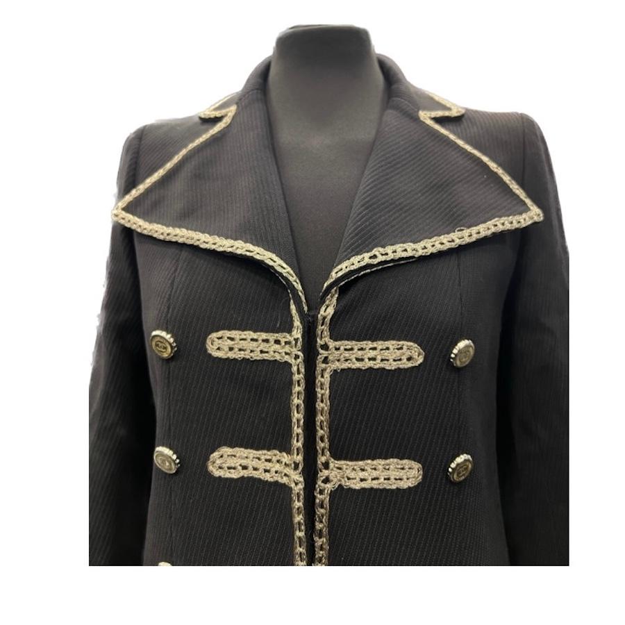 Stunning jacket from CHANEL in size 36 Colonel inspired, from spring 2006

Condition: very good
Made in France
Size: 36FR
Material: cotton
Lining: 100% silk
Color: black, silver buttons and edges
Dimensions: shoulders 36cm, chest 44cm, length 60cm,