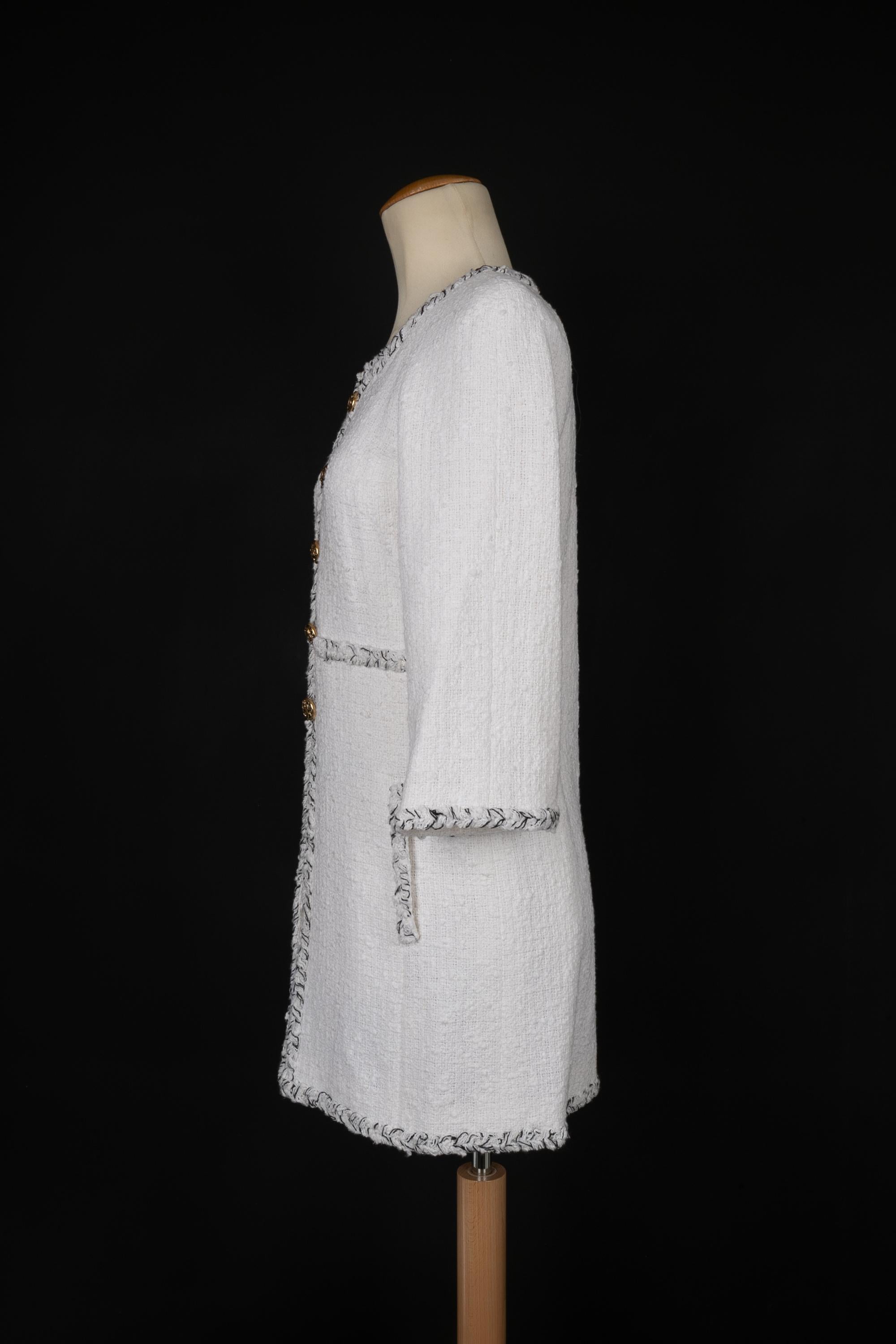 CHANEL - (Made in France) Blended cotton mid-length cardigan with a silk lining and edged with braids. 34FR size indicated. 2007 Spring-Summer Collection.

Condition:
Very good condition

Dimensions:
Shoulder width: 37 cm - Chest: 42 cm - Sleeve