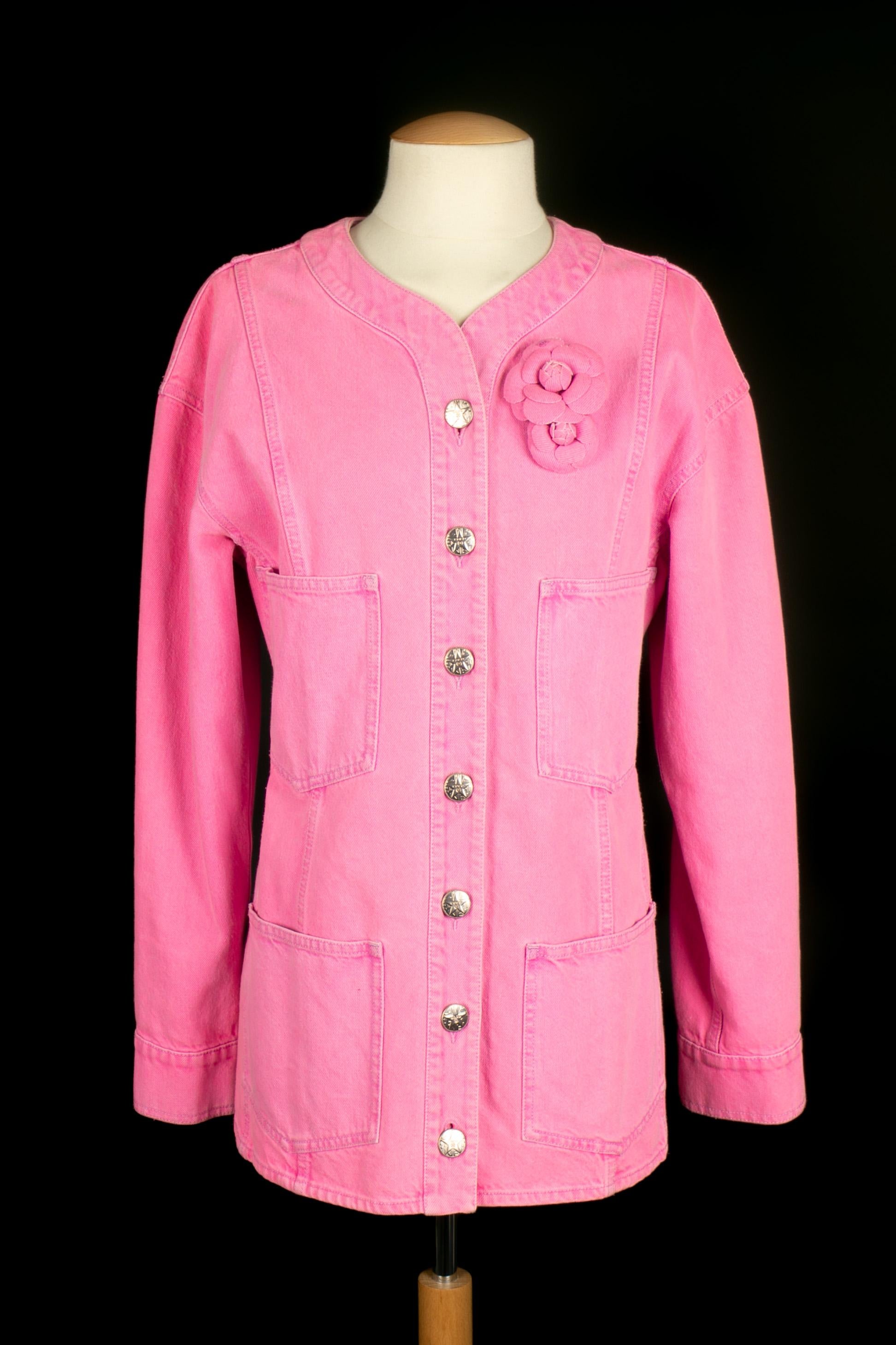 CHANEL - (Made in France) Chaqueta vaquera rosa con una camelia. Talla 36FR. Colección primavera-verano 2021.

Estado:
Muy buen estado

Dimensiones:
Anchura de los hombros: 46 cm - Pecho: 42 cm - Longitud de las mangas: 57 cm - Largo: 74