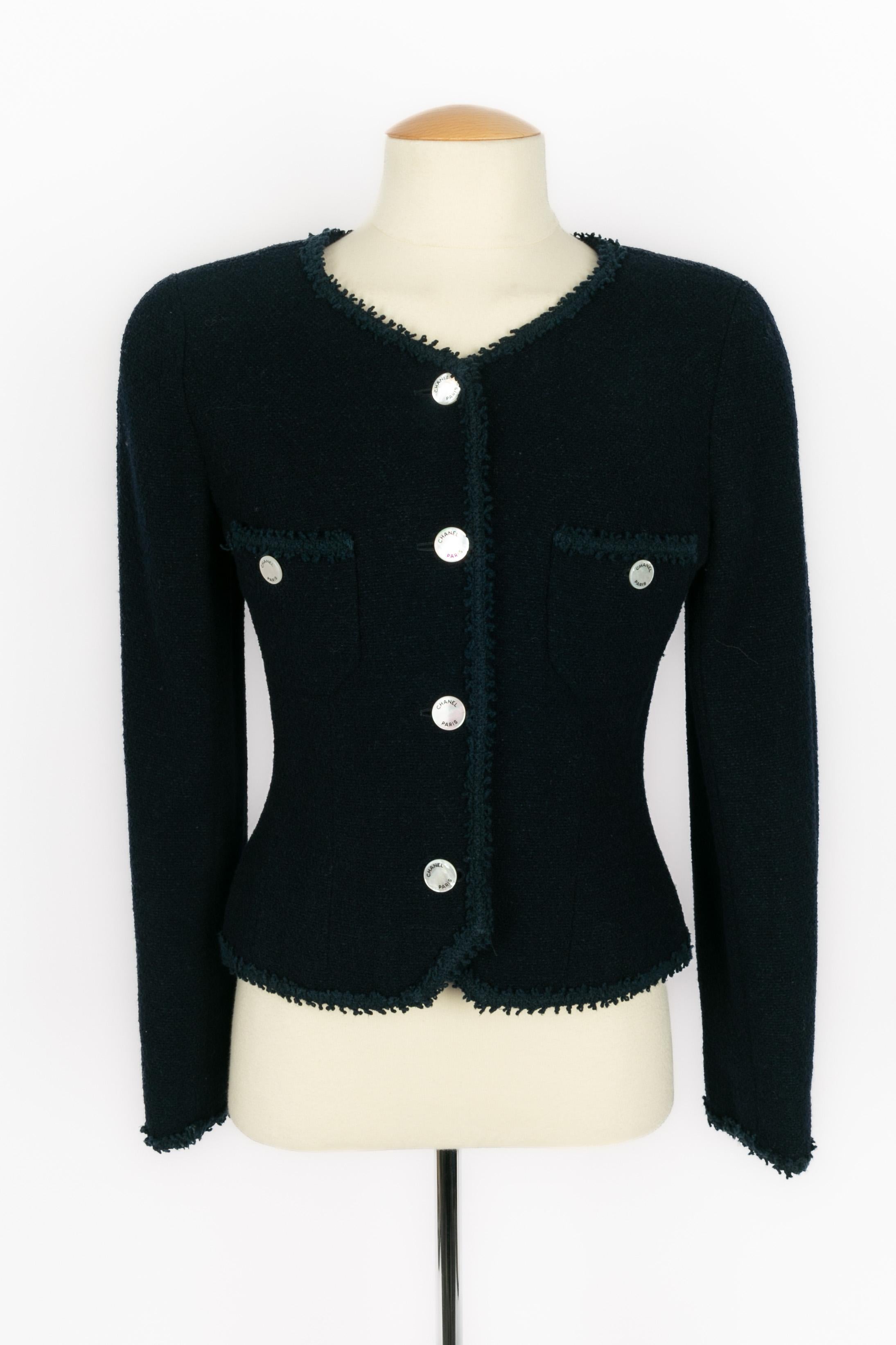 CHANEL - (Made in France) Short navy-blue blended wool jacket with pearl-like buttons. Size 38FR indicated. 1997 Spring-Summer Collection under the artistic direction of Karl Lagerfeld.

Condition:
Very good condition

Dimensions:
Shoulder width: 40