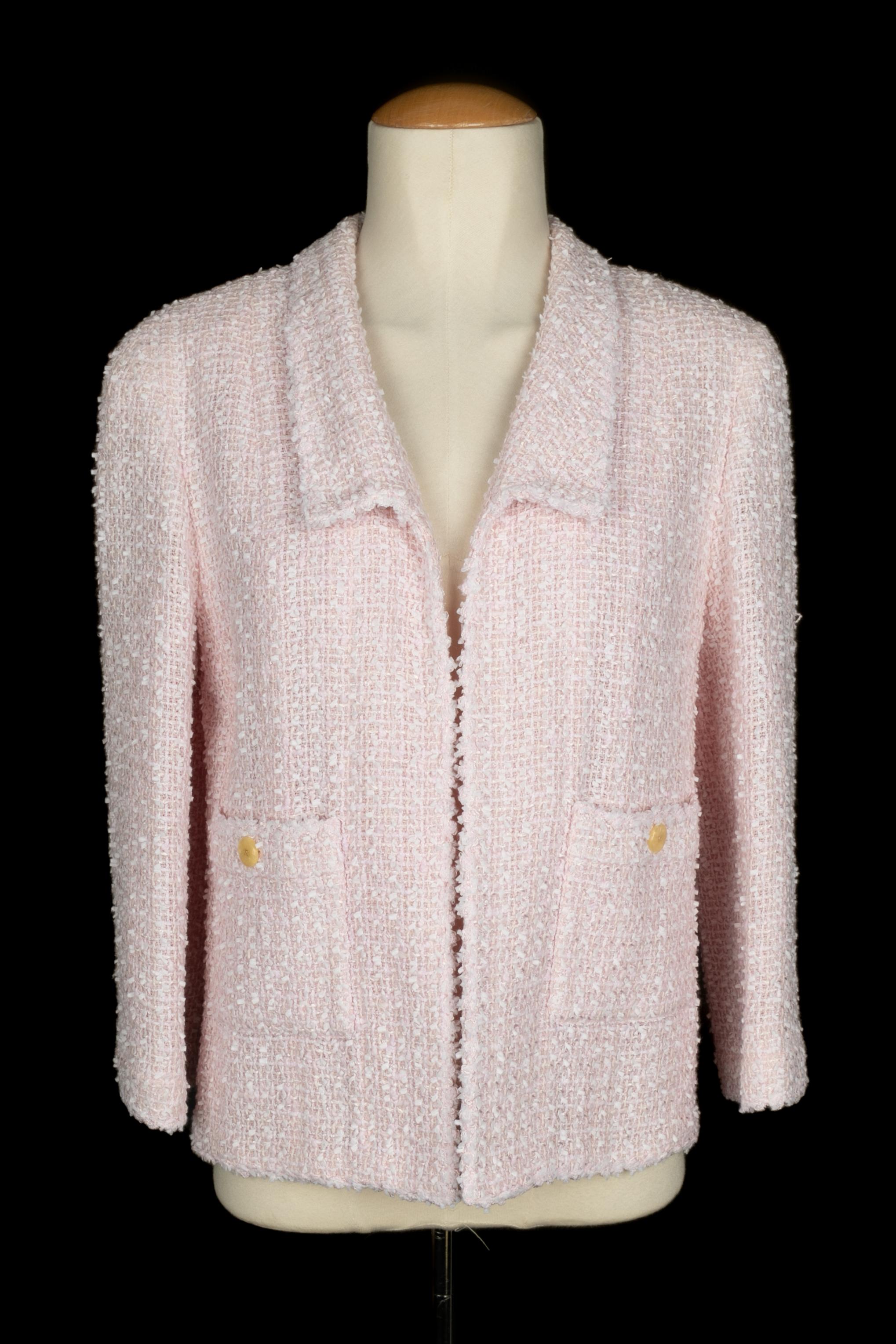 CHANEL - (Made in France) Kurze rosa Tweedjacke mit Harzknöpfen. Größe 40FR angegeben. Spring-Summer Collection 1999 unter der künstlerischen Leitung von Karl Lagerfeld.

Bedingung:
Sehr guter Zustand

Abmessungen:
Schulterbreite: 42 cm -