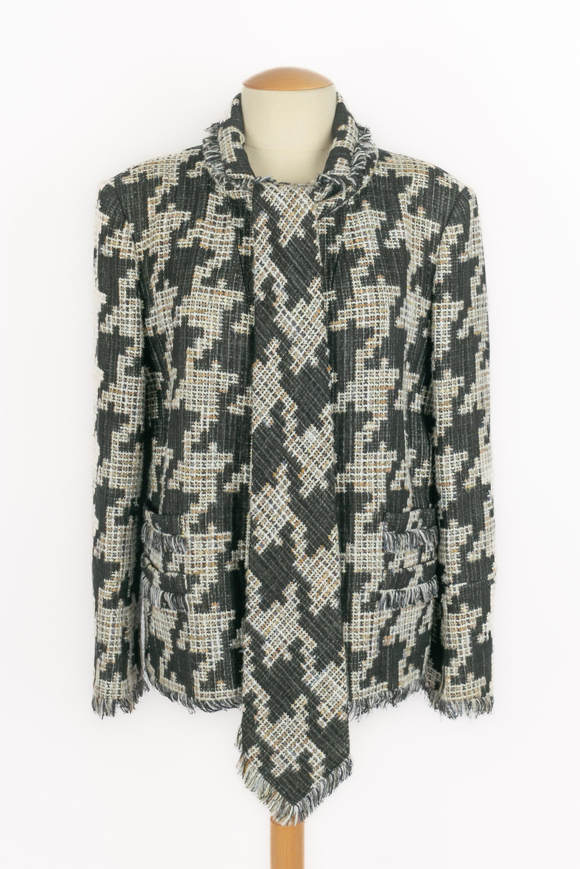 CHANEL - (Fabriqué en France) Veste en tweed à motif pied-de-poule avec une impressionnante cravate matchy. Taille 38FR indiquée. Collectional printemps-été 2005 sous la direction artistique de Karl Lagerfeld.

Condit :
Très bon état.

Dimensions